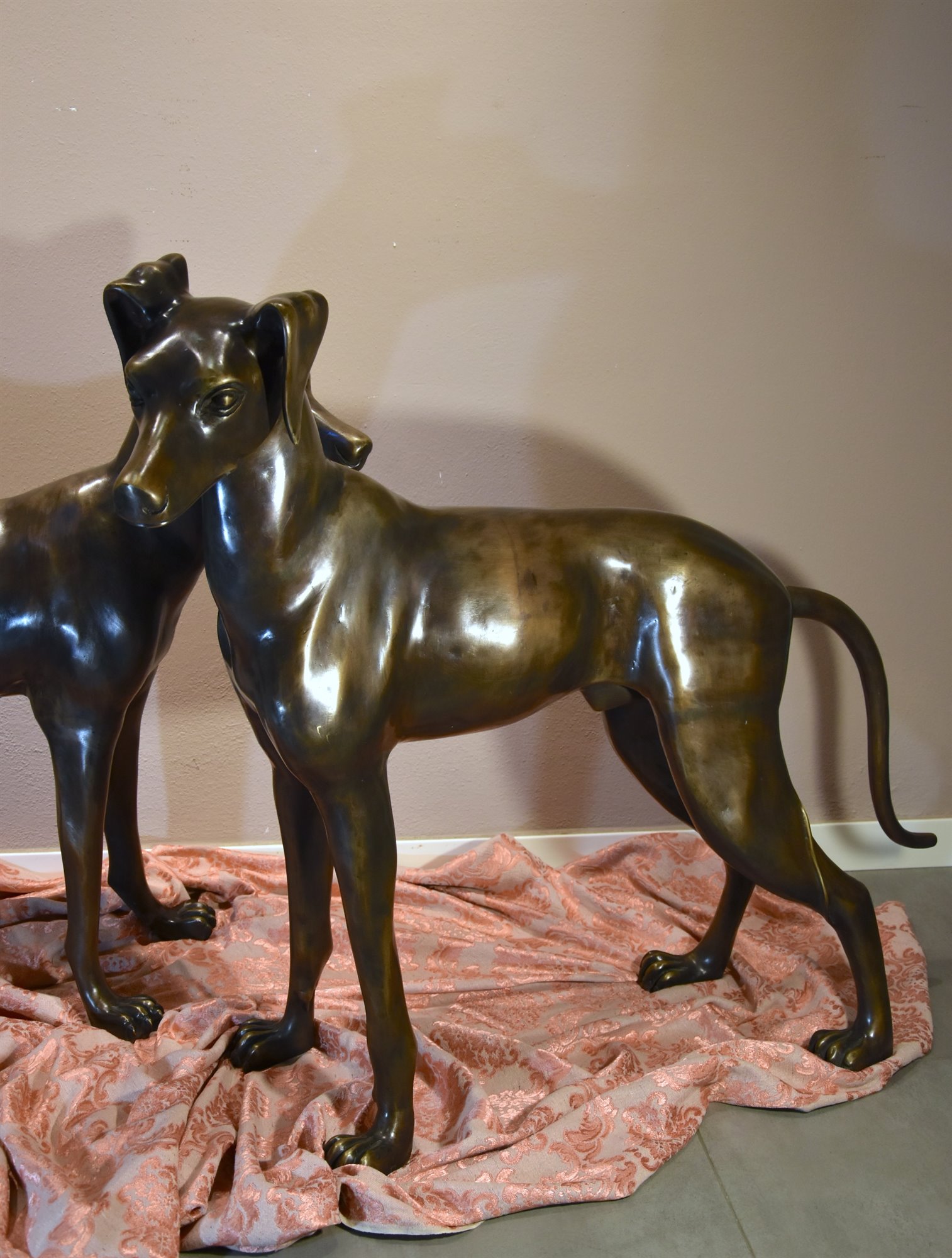 Coppia di levrieri in bronzo