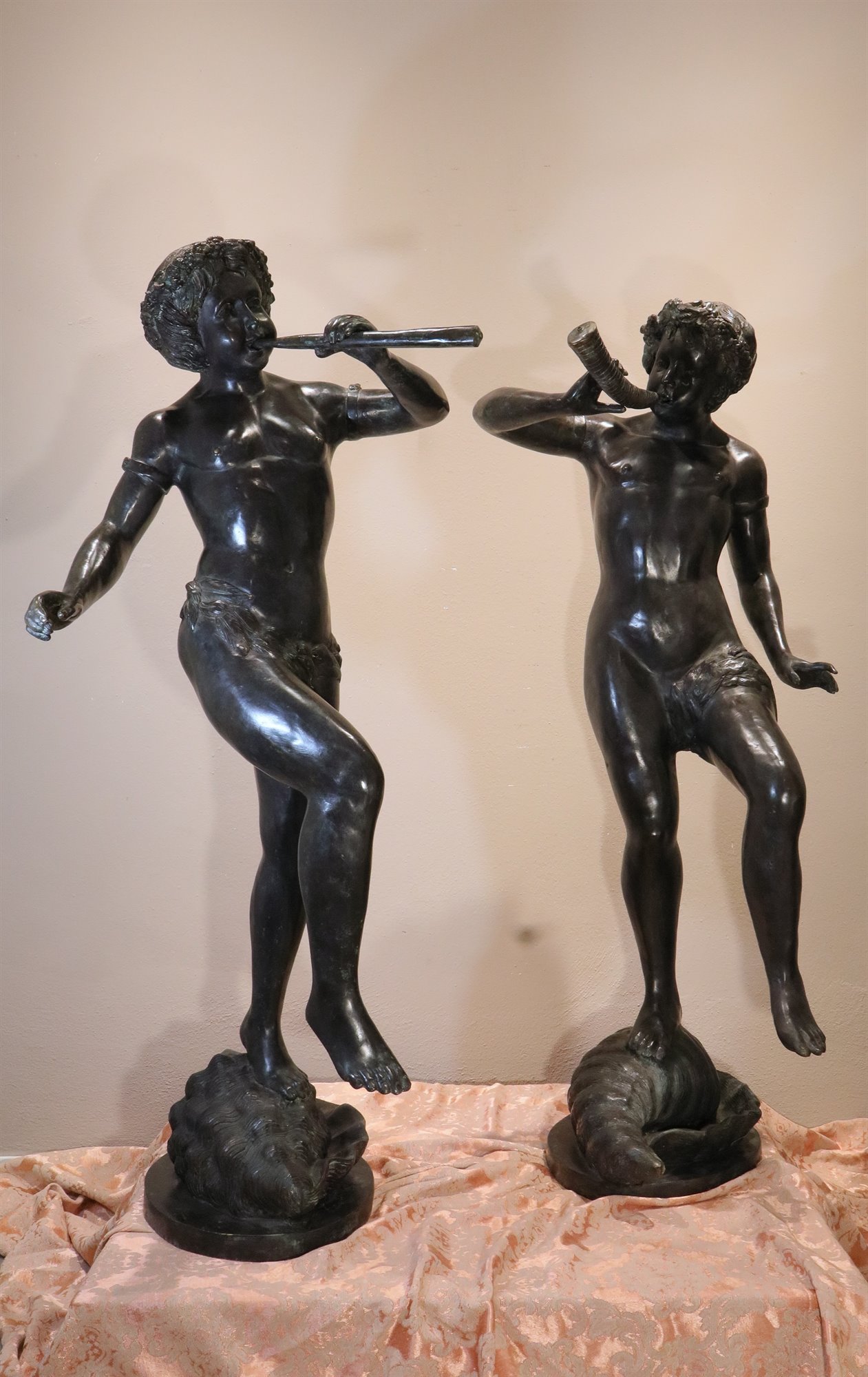 Sculture in bronzo 'Satiri che suonano e danzano'