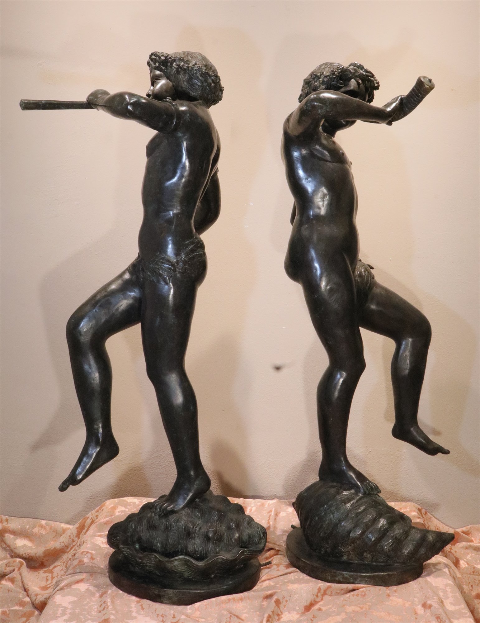 Sculture in bronzo 'Satiri che suonano e danzano'