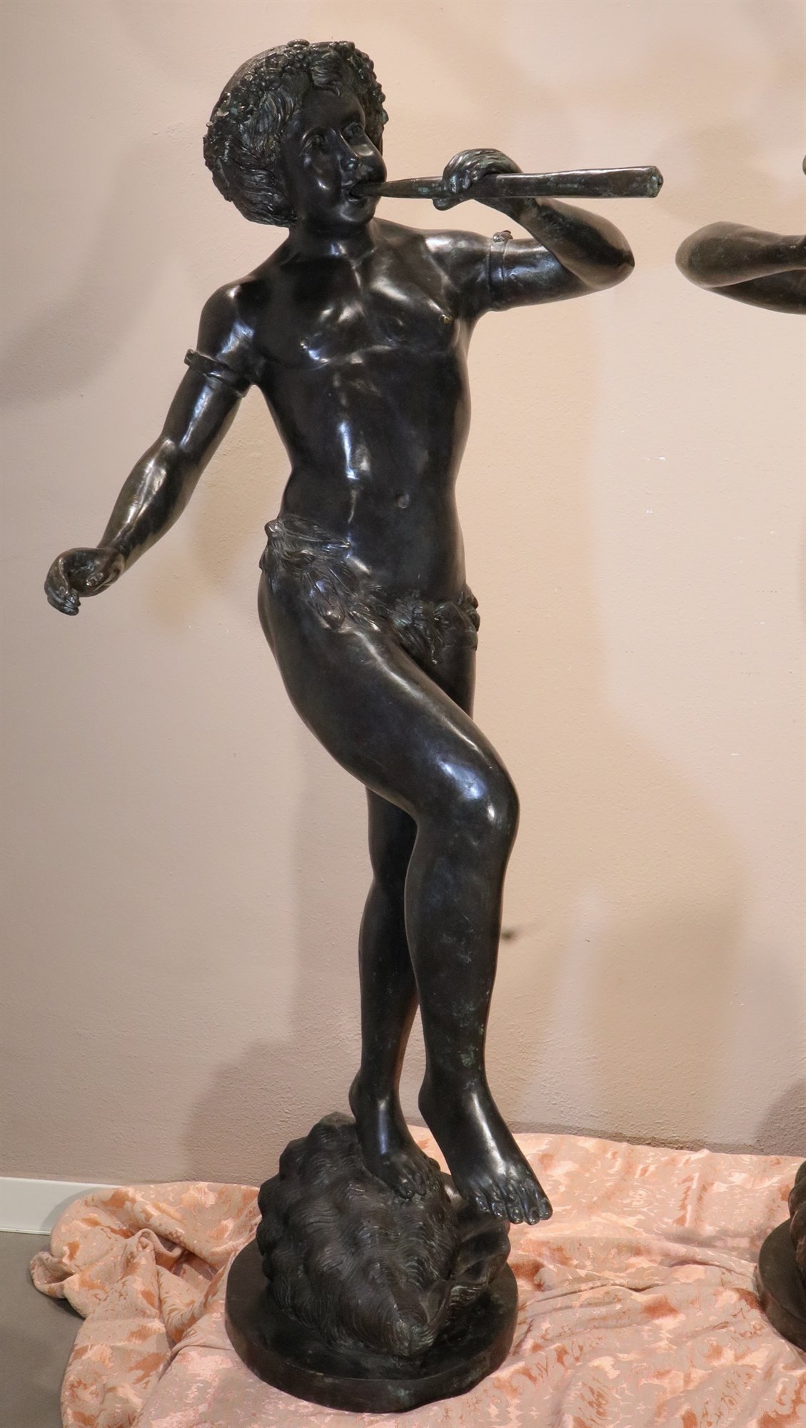Sculture in bronzo 'Satiri che suonano e danzano'