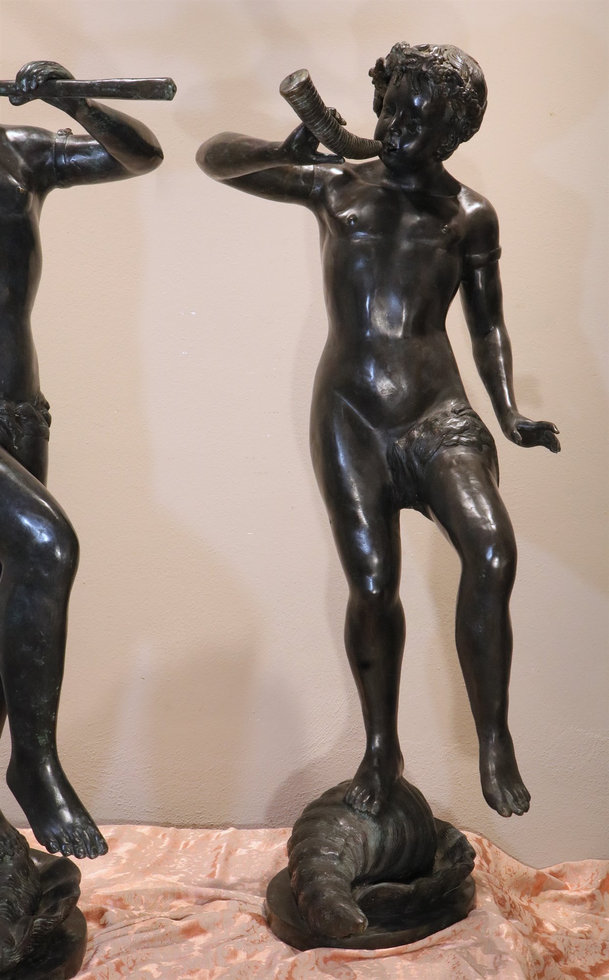 Sculture in bronzo 'Satiri che suonano e danzano'