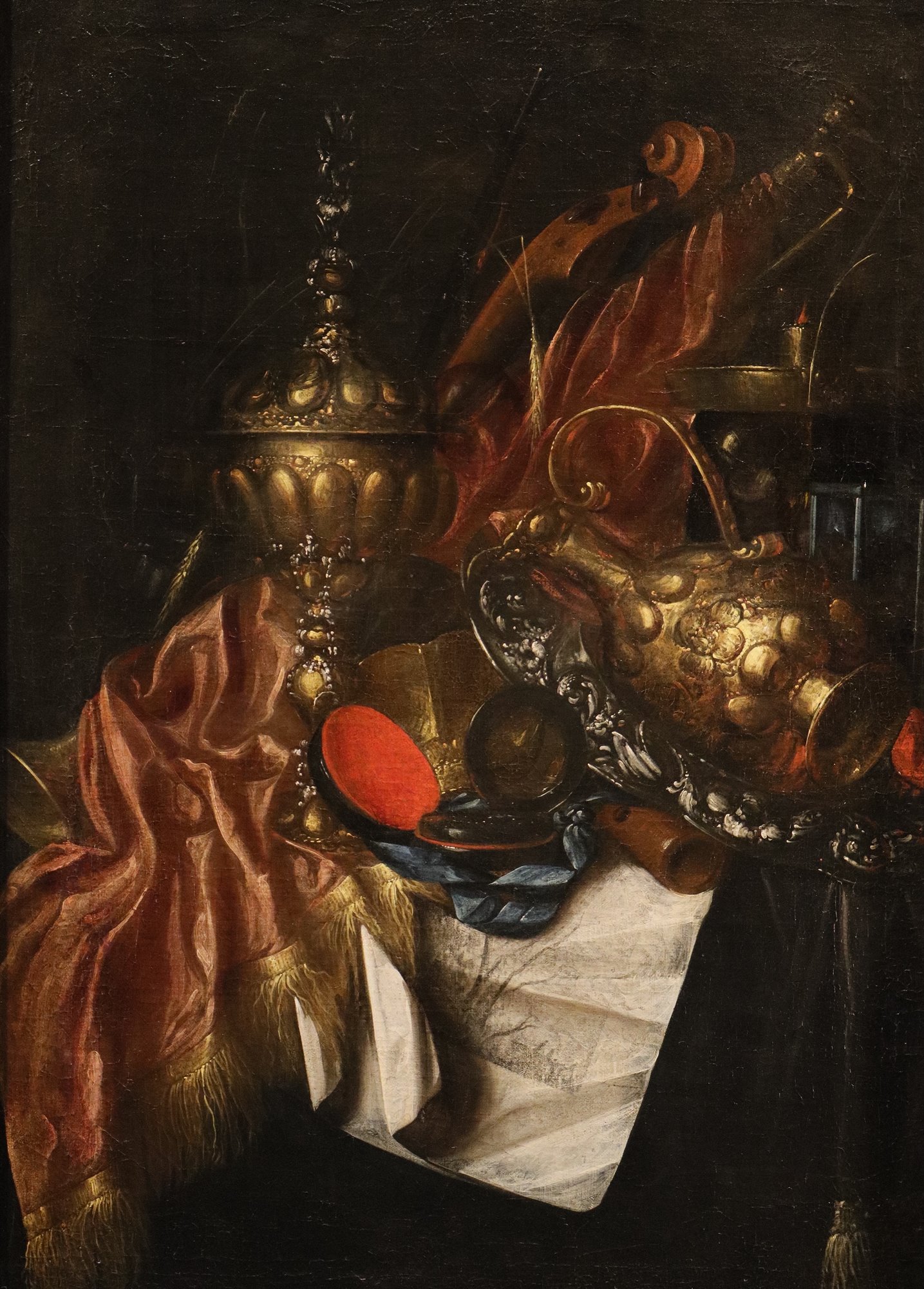 Natura morta Vanitas con oggetti preziosi, strumenti musicali e disegni