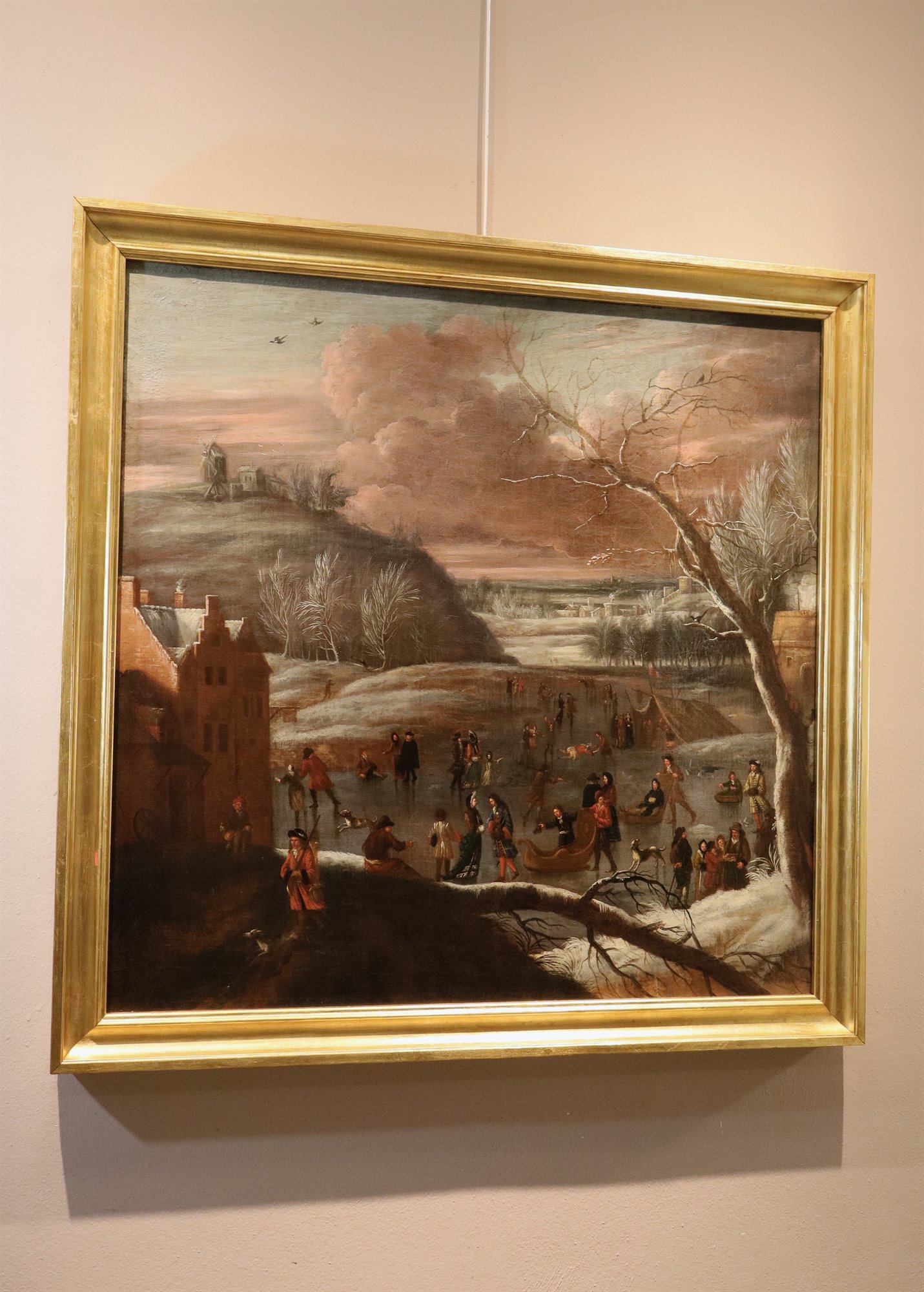 Paesaggio invernale con lago ghiacciato e pattinatori