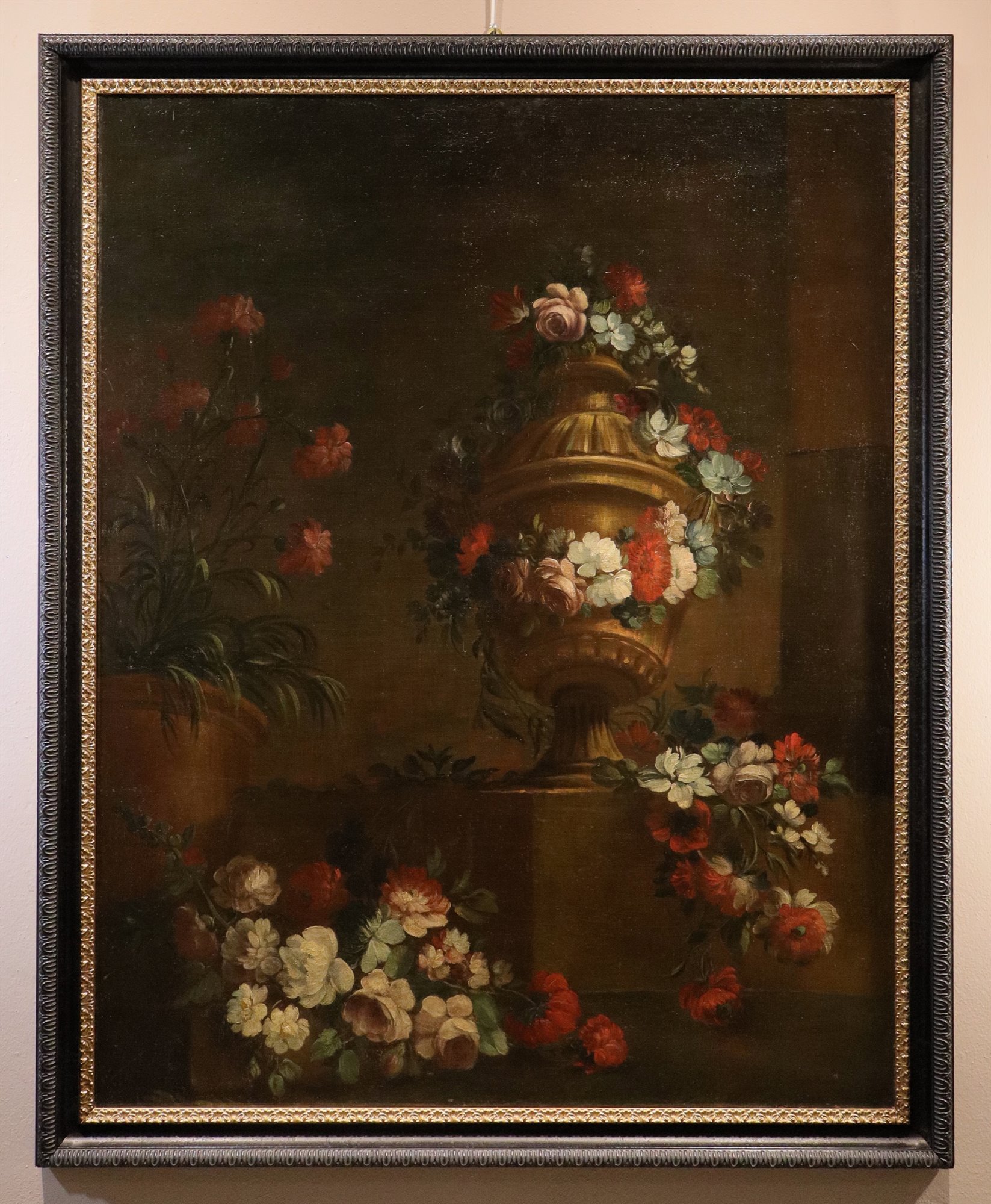 Composizione di fiori con vaso di gusto classico