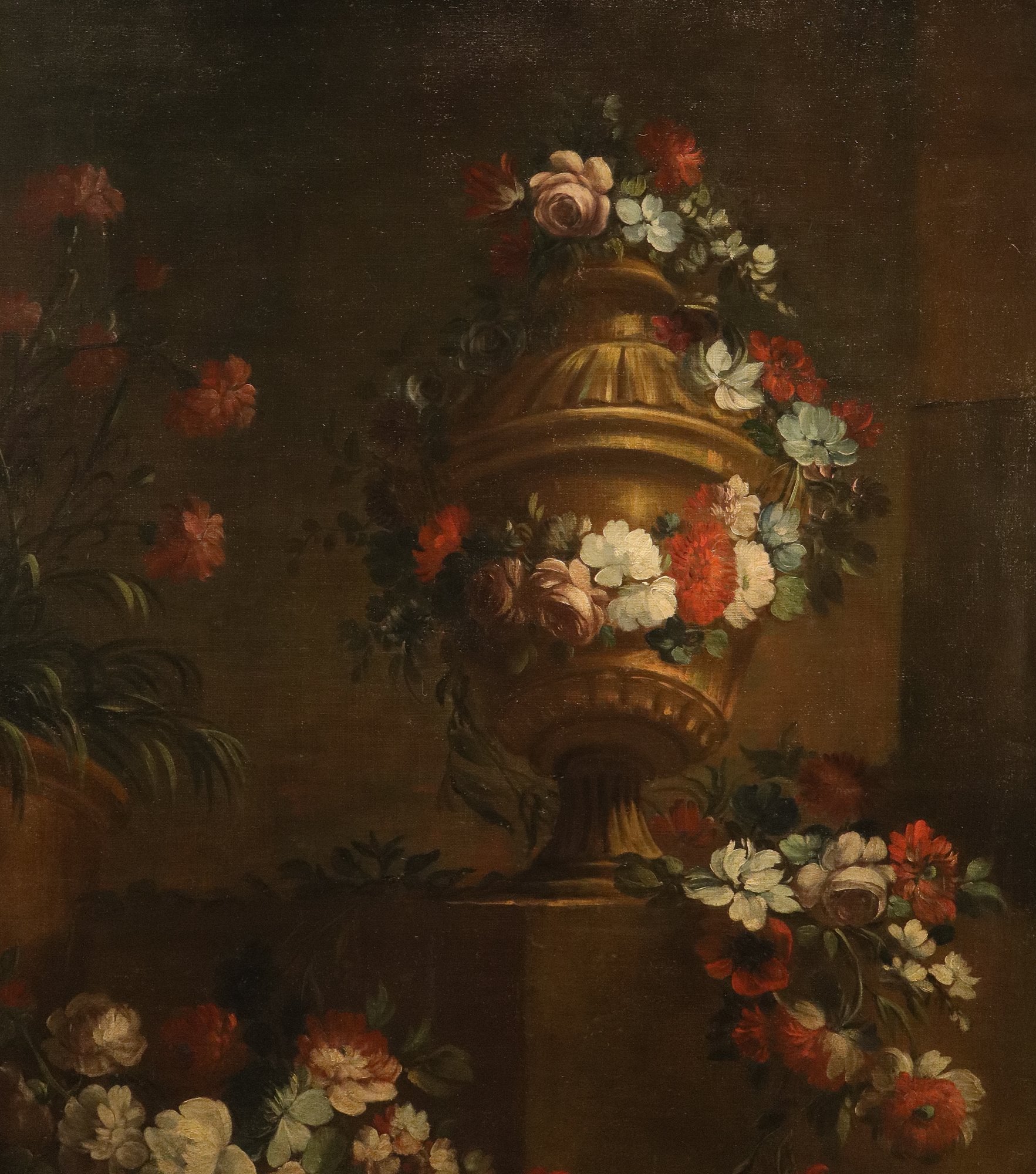 Composizione di fiori con vaso di gusto classico