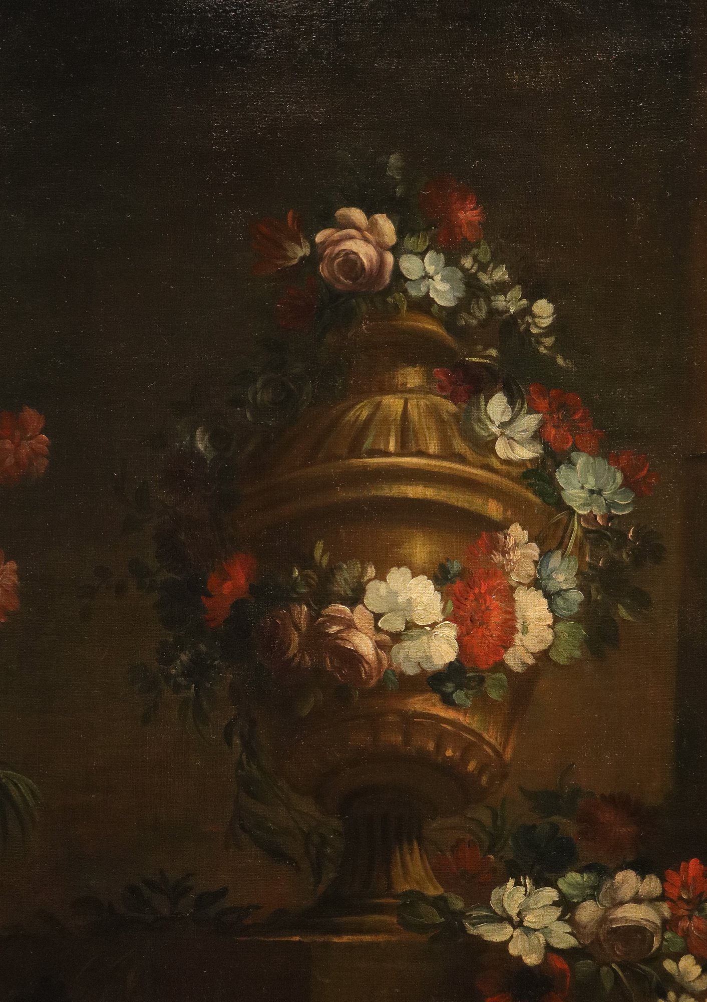 Composizione di fiori con vaso di gusto classico