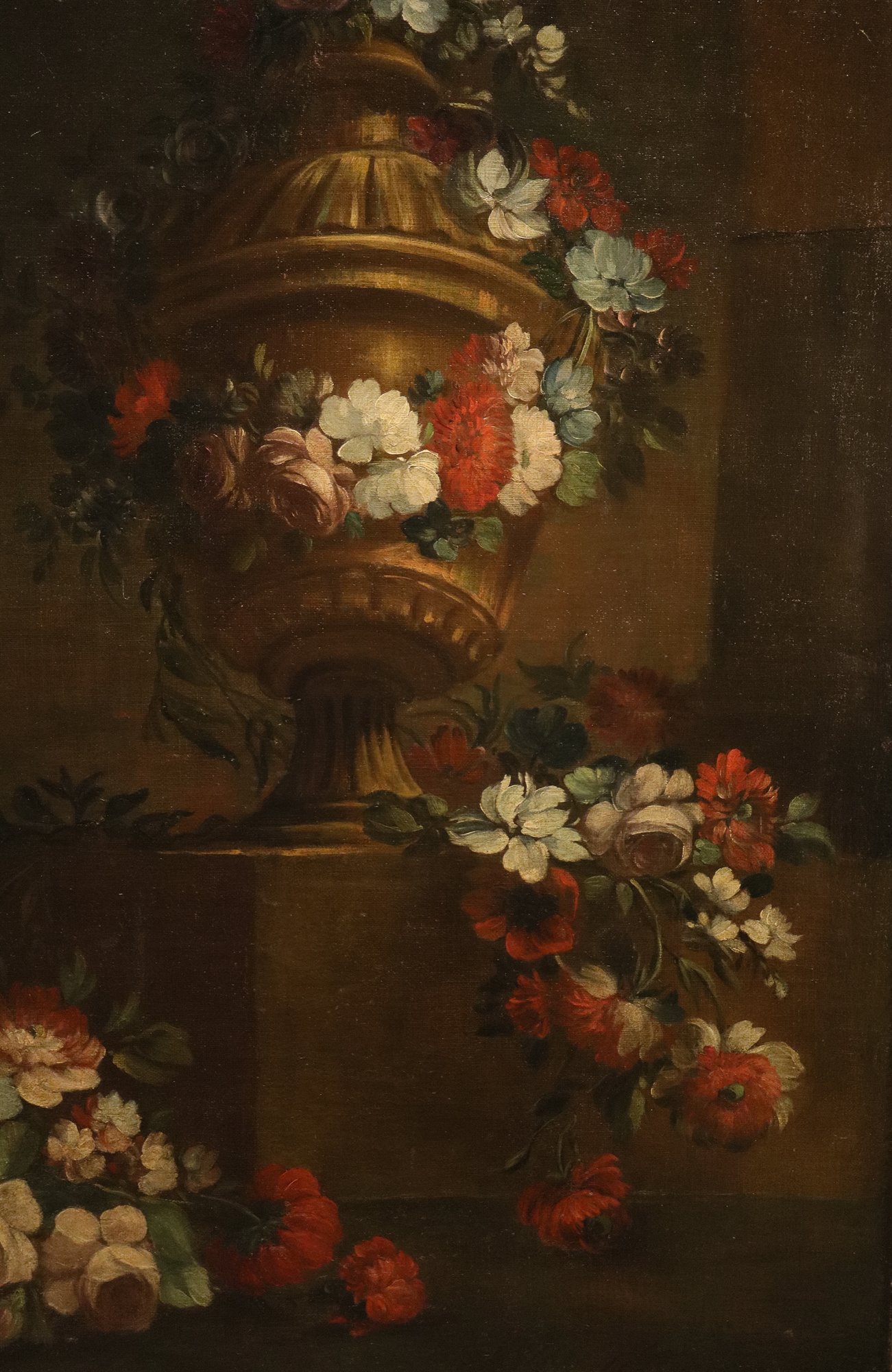 Composizione di fiori con vaso di gusto classico