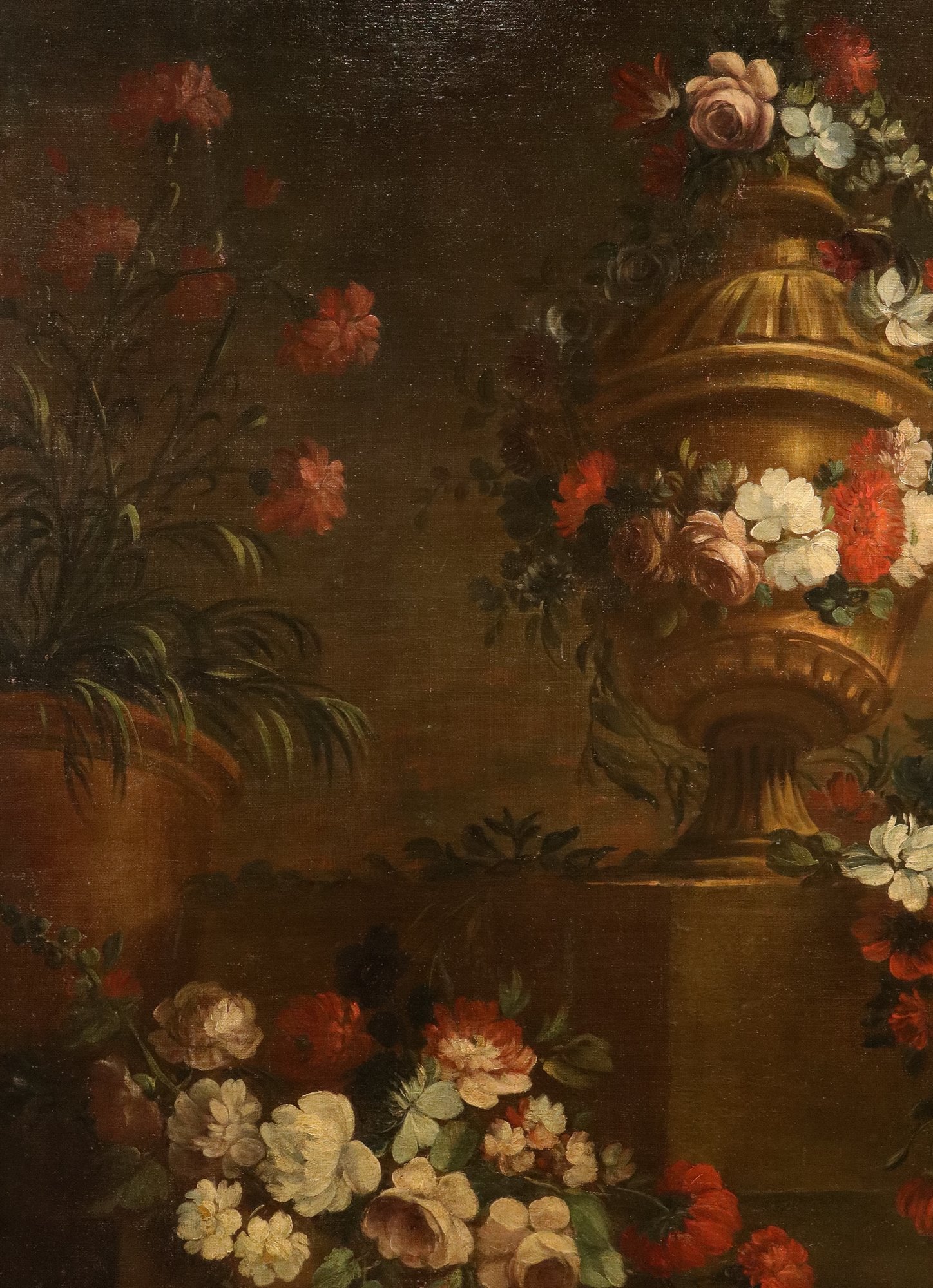 Composizione di fiori con vaso di gusto classico