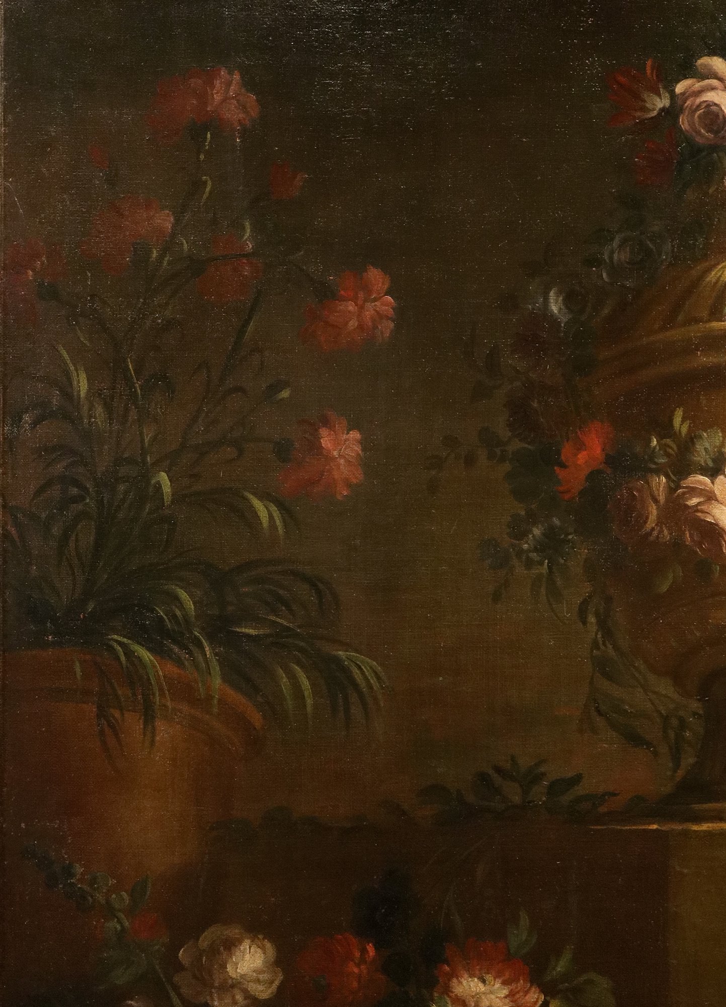 Composizione di fiori con vaso di gusto classico