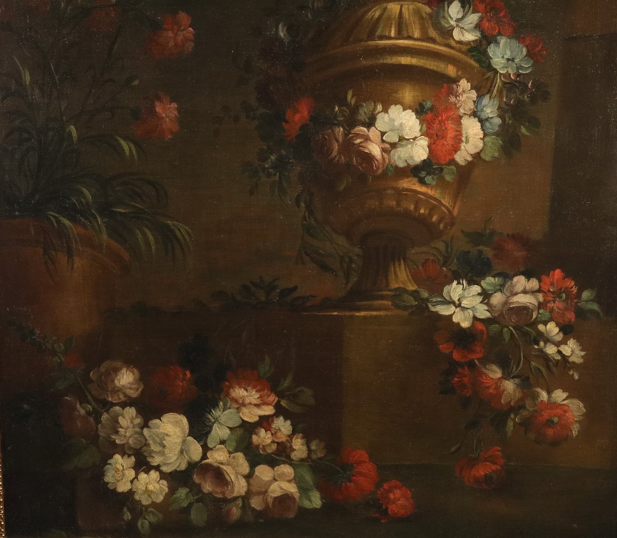 Composizione di fiori con vaso di gusto classico
