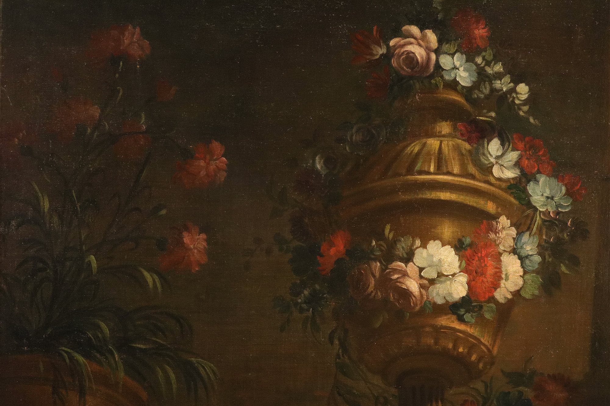 Composizione di fiori con vaso di gusto classico