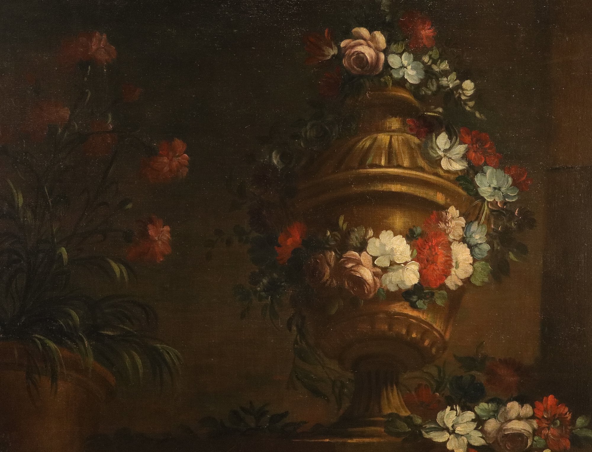 Composizione di fiori con vaso di gusto classico