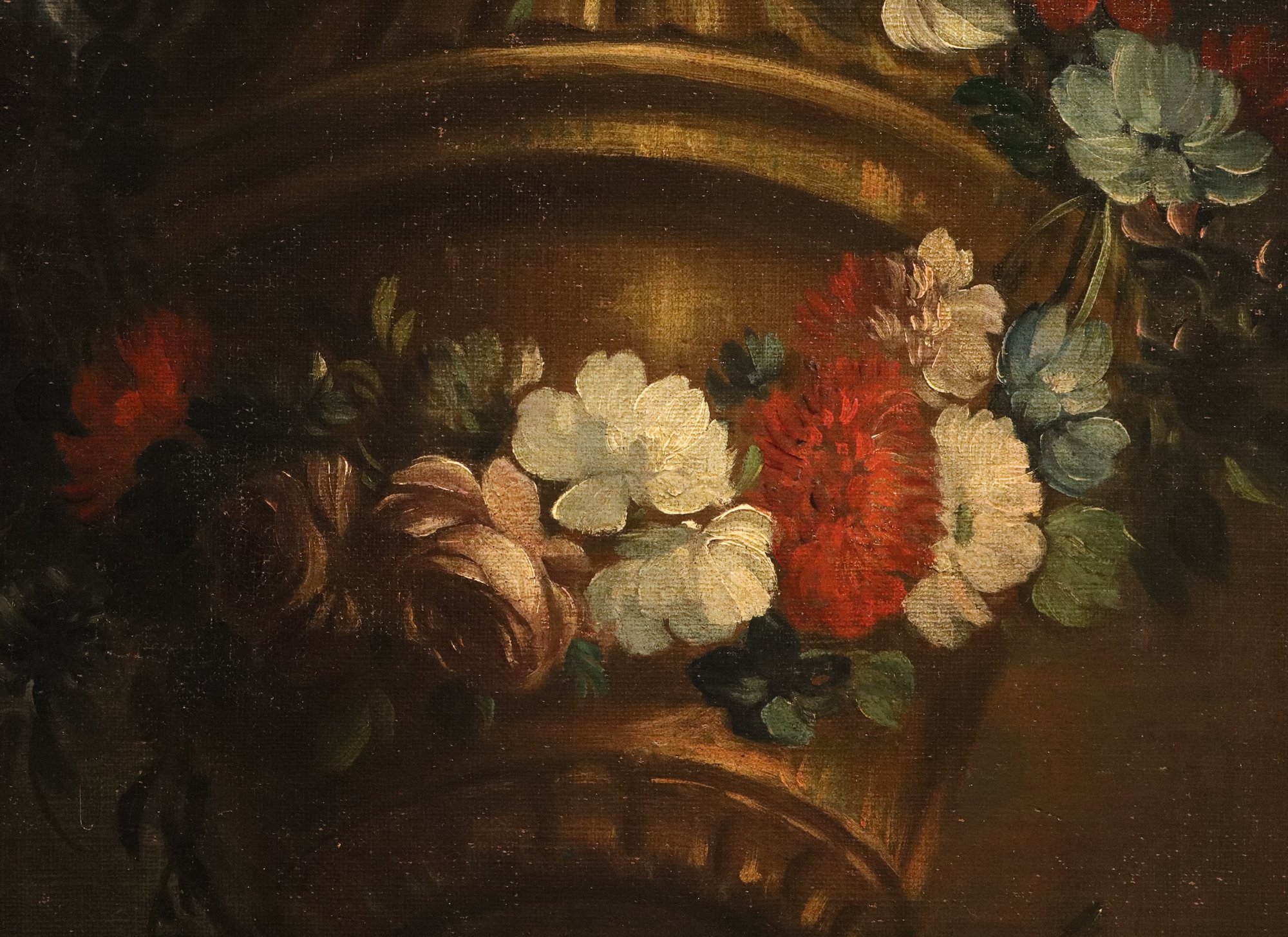Composizione di fiori con vaso di gusto classico