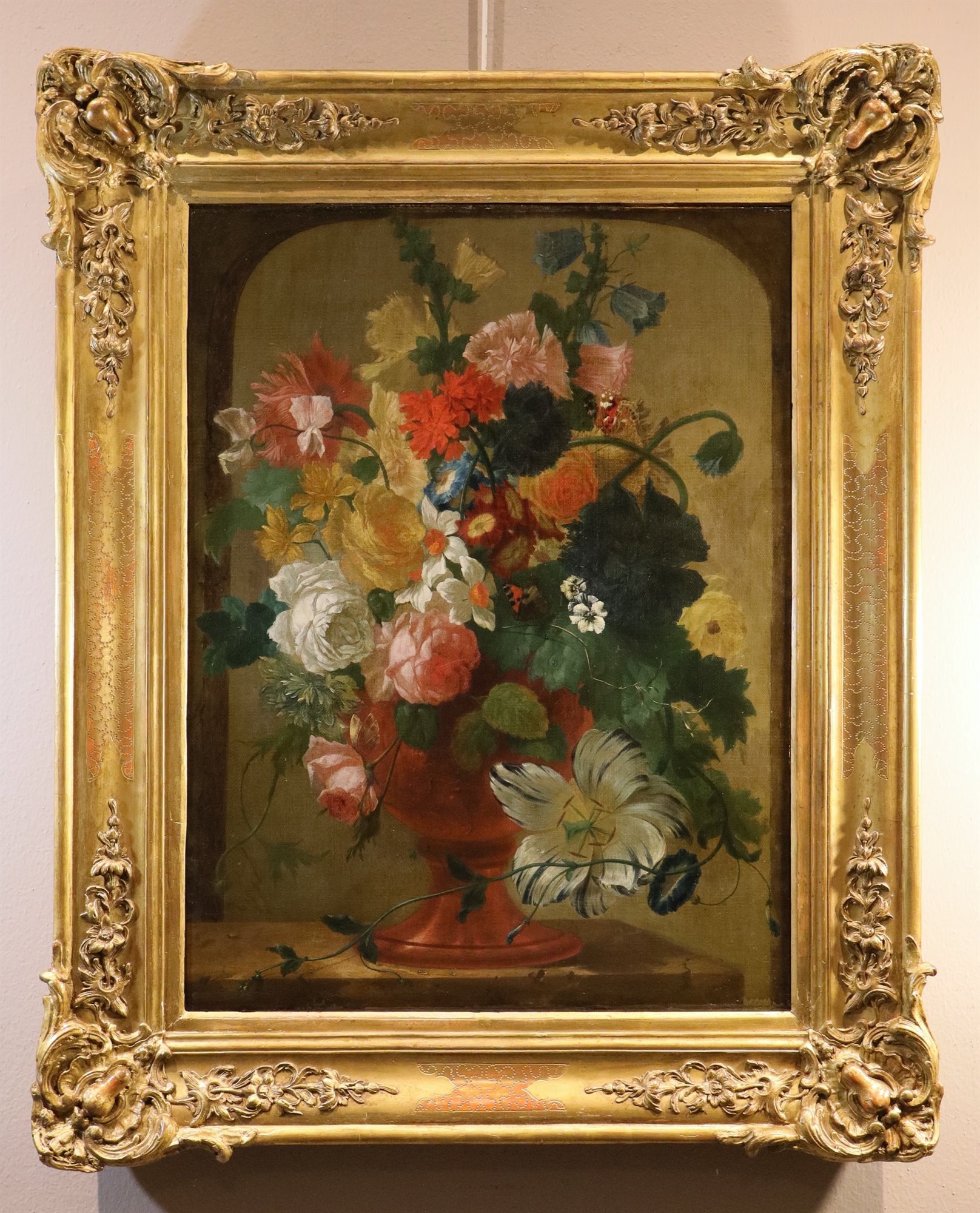 Vaso di fiori con farfalle in una nicchia