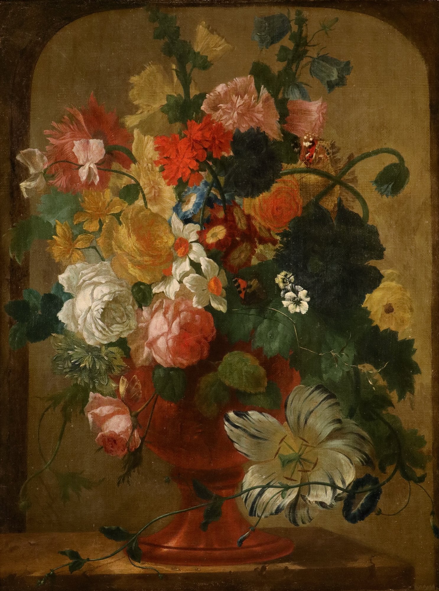Vaso di fiori con farfalle in una nicchia