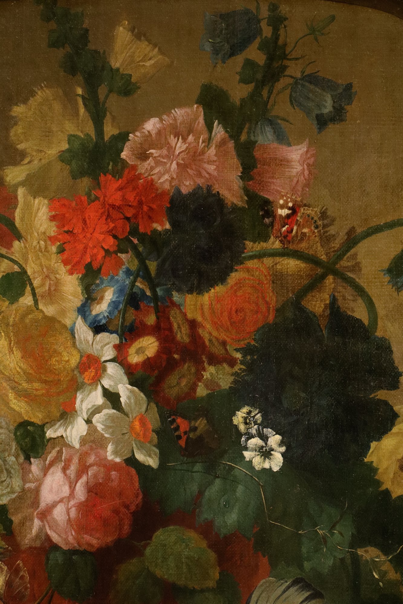 Vaso di fiori con farfalle in una nicchia