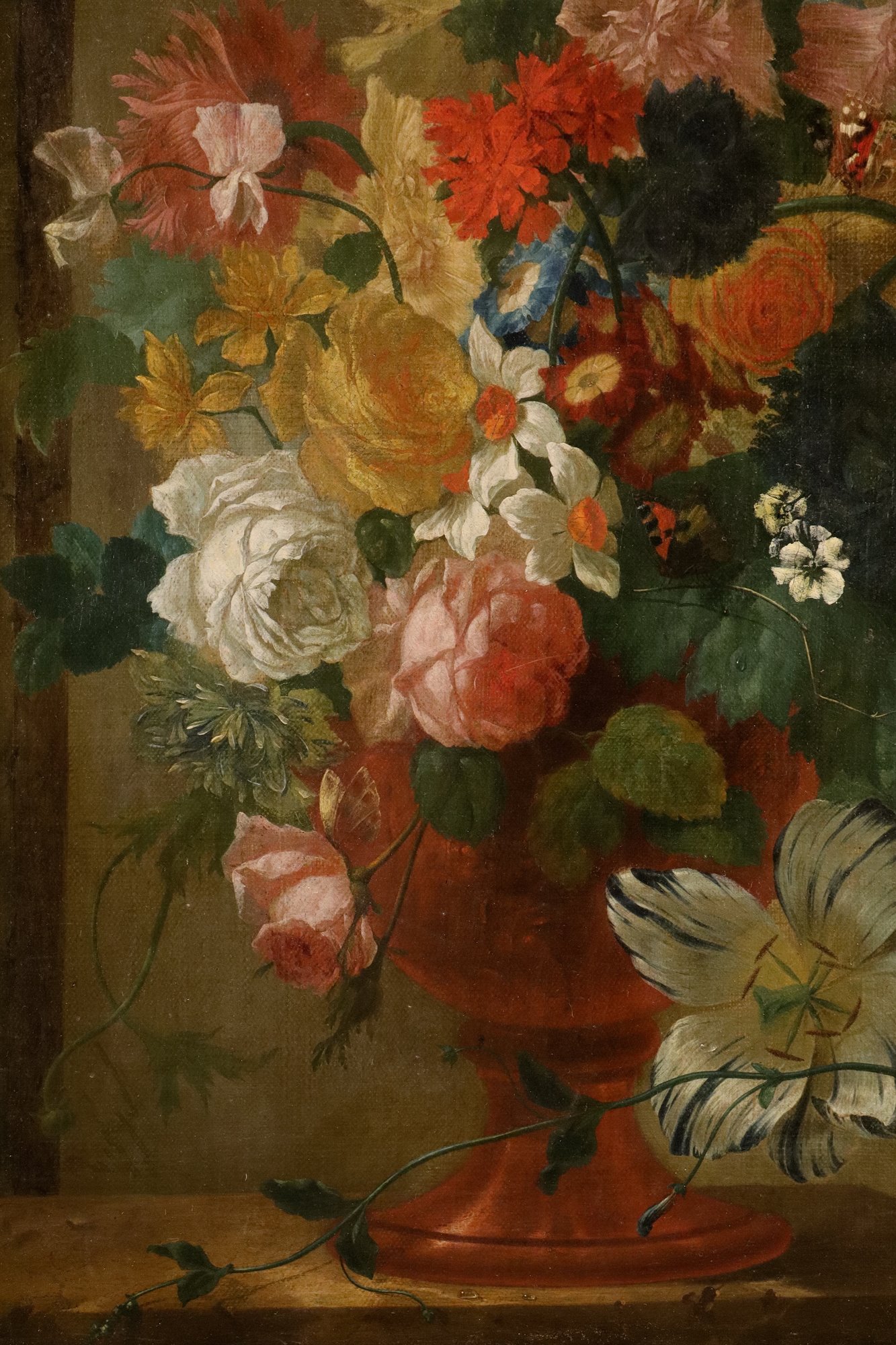 Vaso di fiori con farfalle in una nicchia