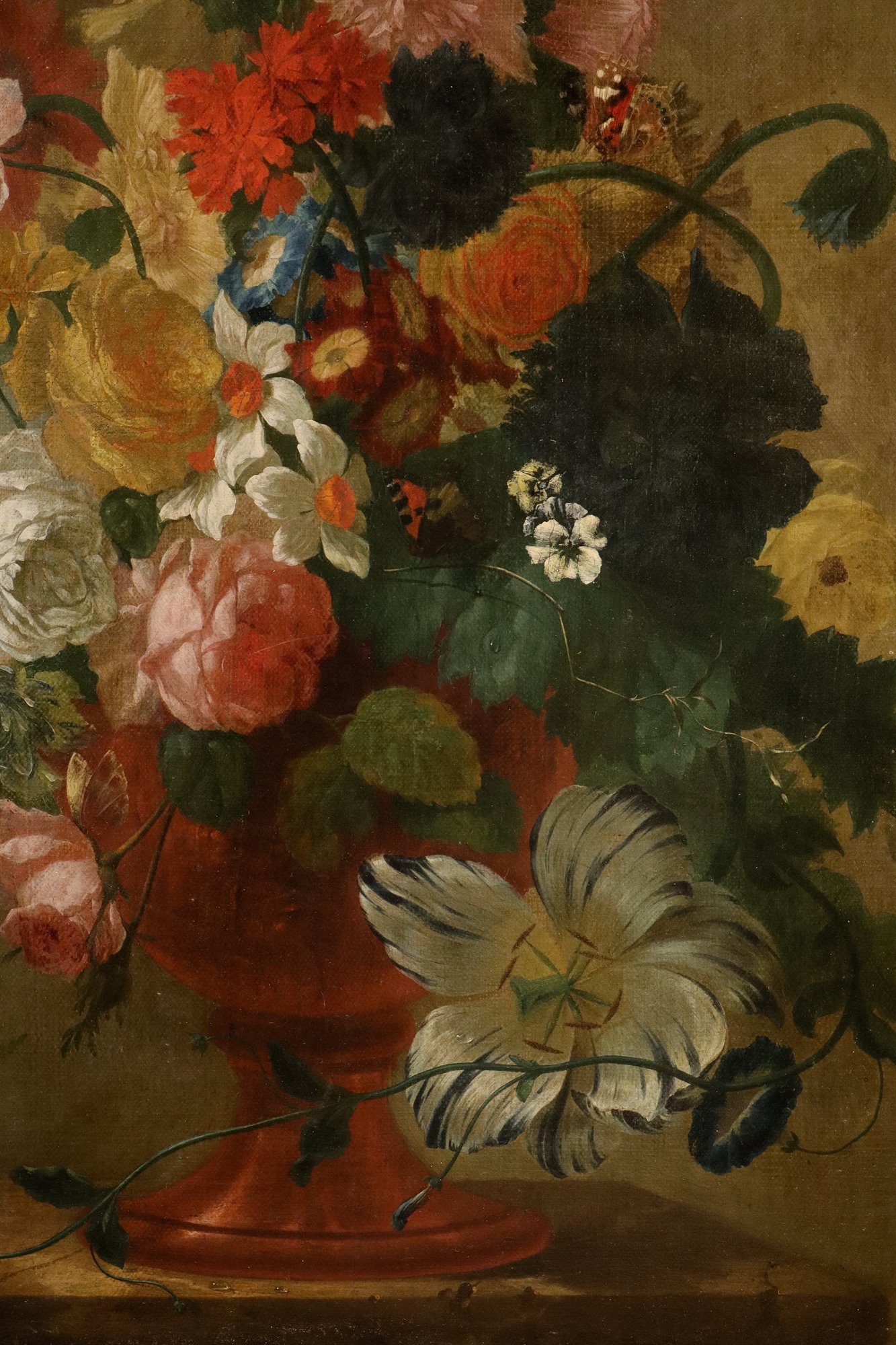 Vaso di fiori con farfalle in una nicchia