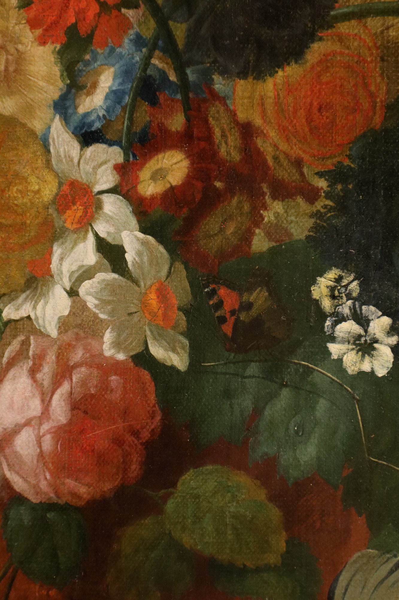 Vaso di fiori con farfalle in una nicchia