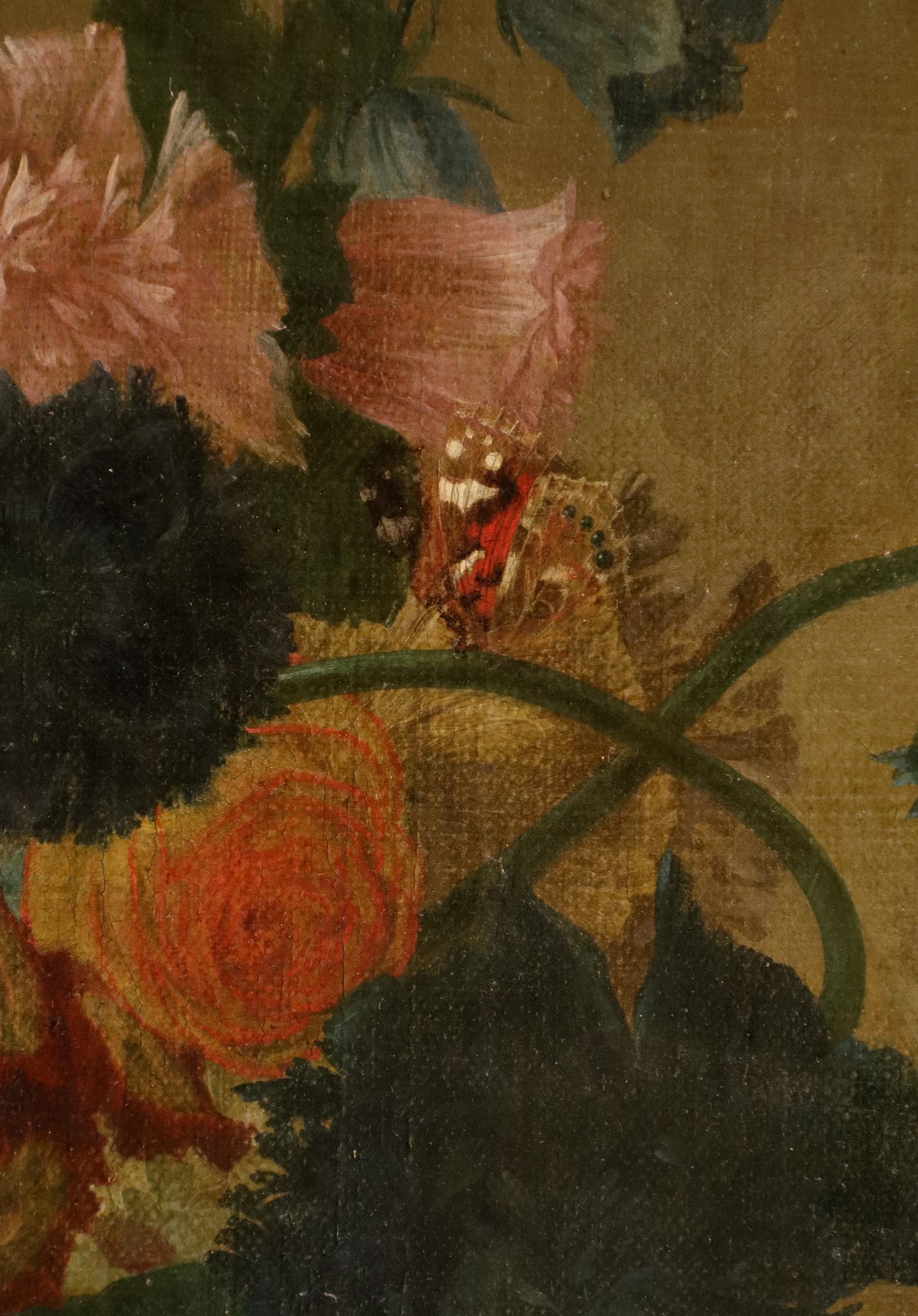 Vaso di fiori con farfalle in una nicchia