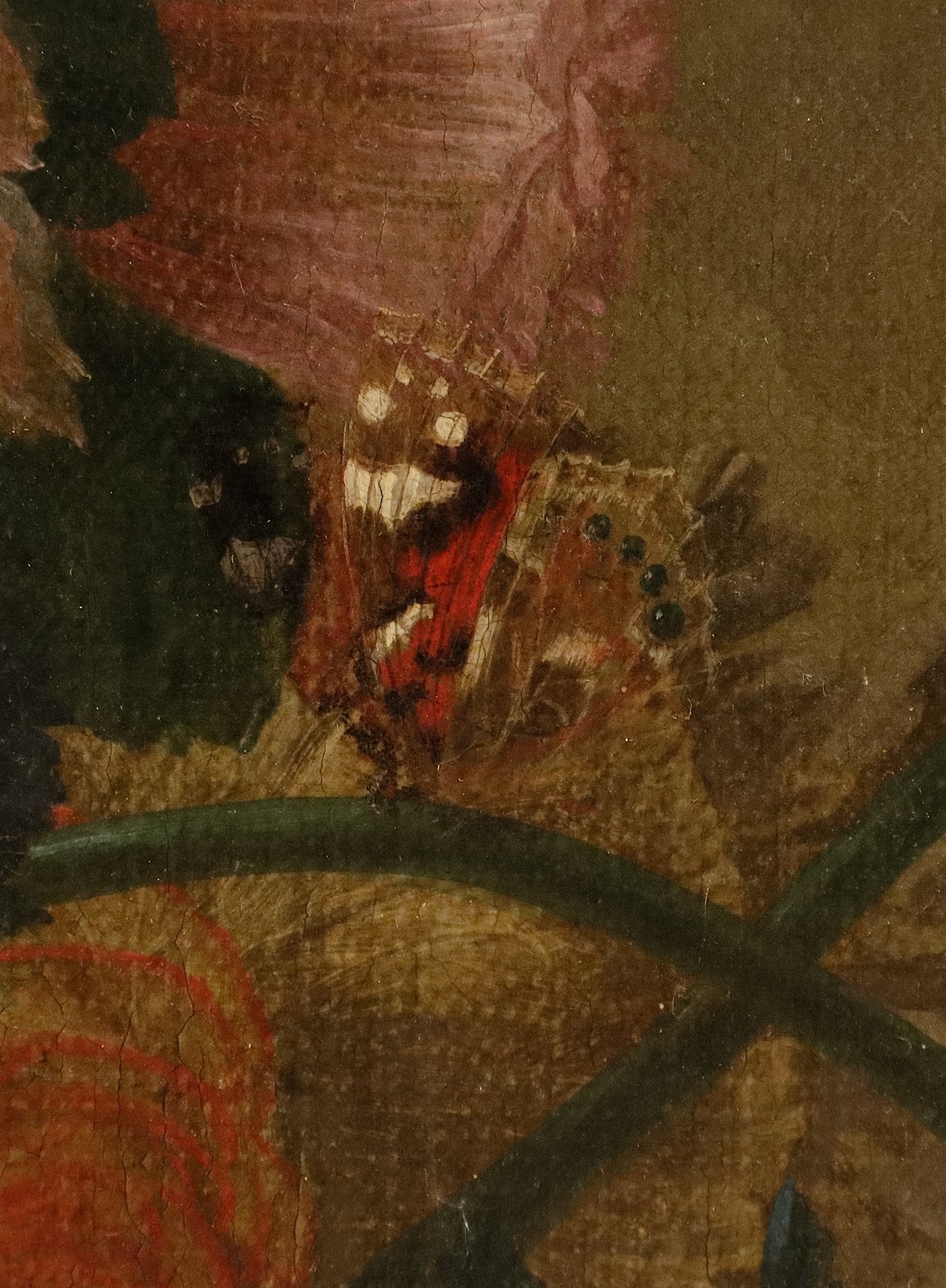 Vaso di fiori con farfalle in una nicchia