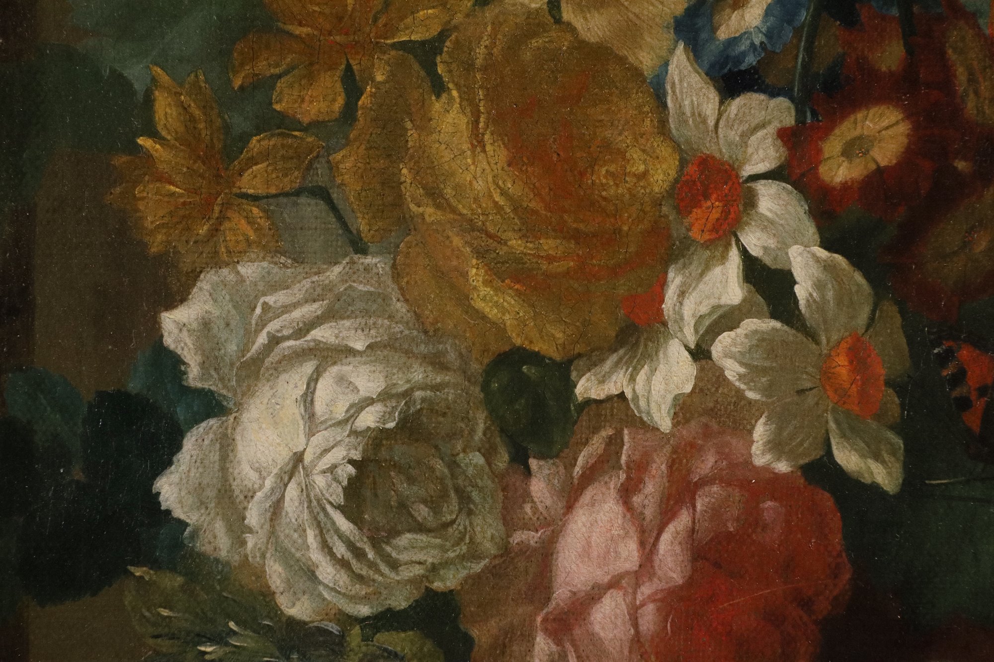 Vaso di fiori con farfalle in una nicchia