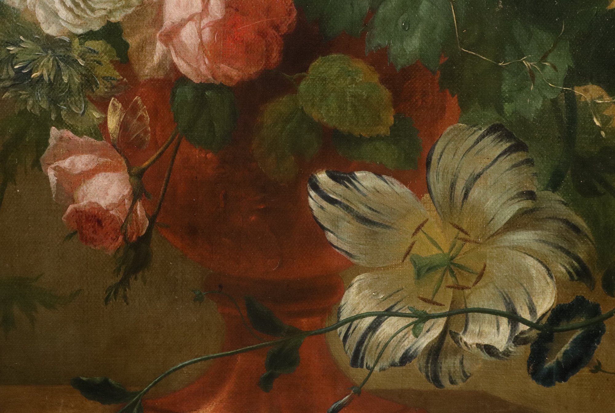 Vaso di fiori con farfalle in una nicchia