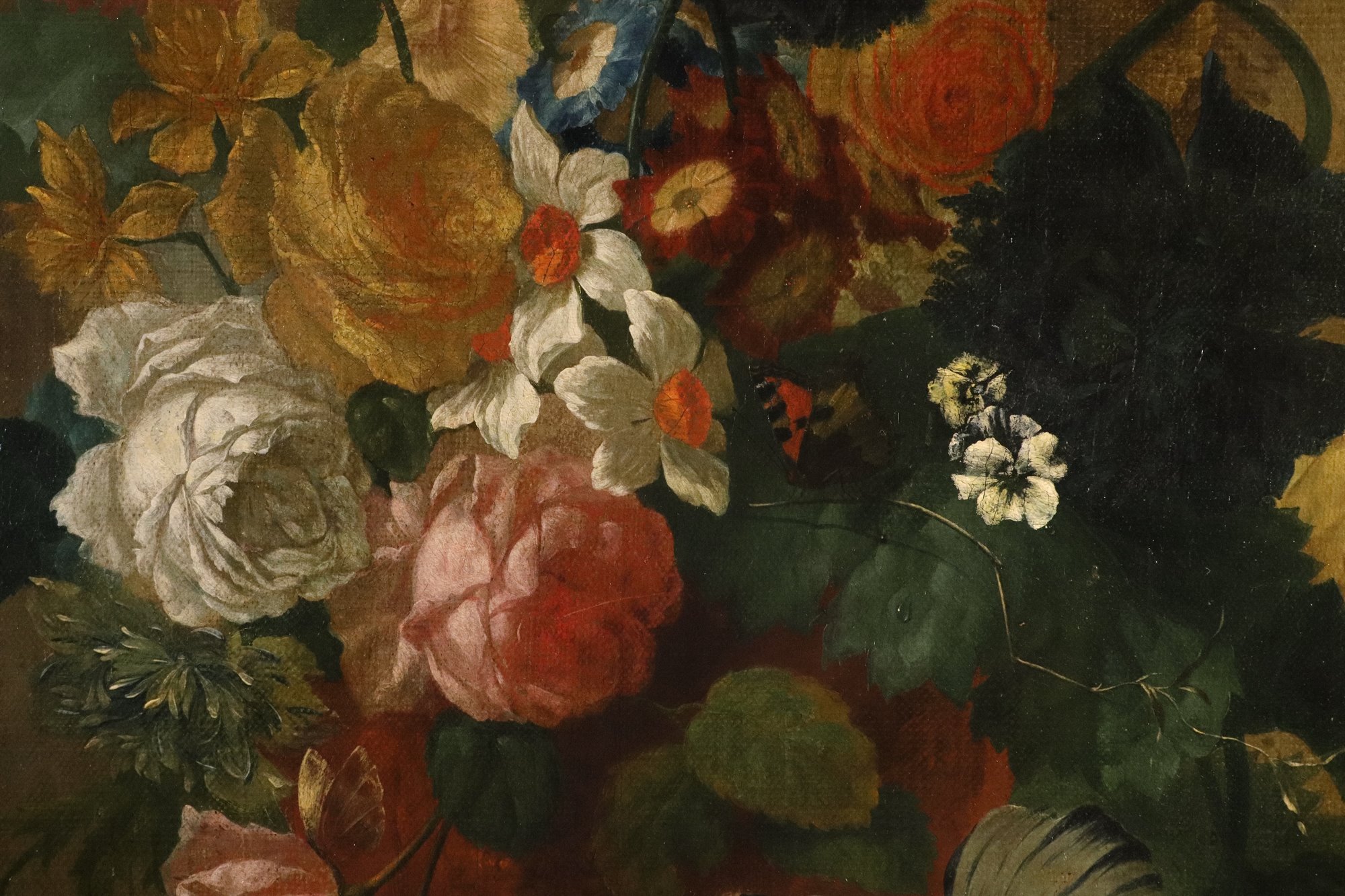 Vaso di fiori con farfalle in una nicchia