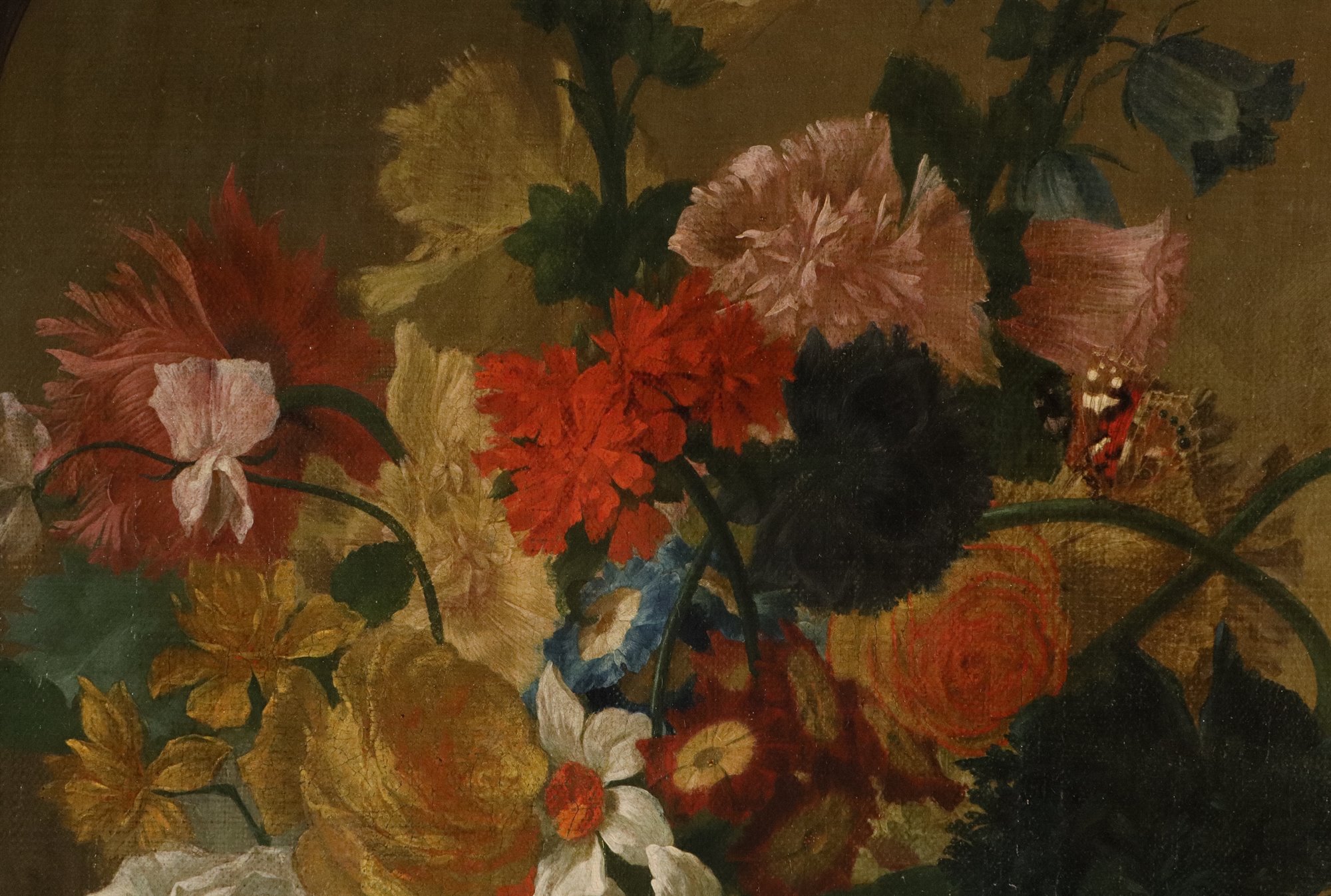 Vaso di fiori con farfalle in una nicchia