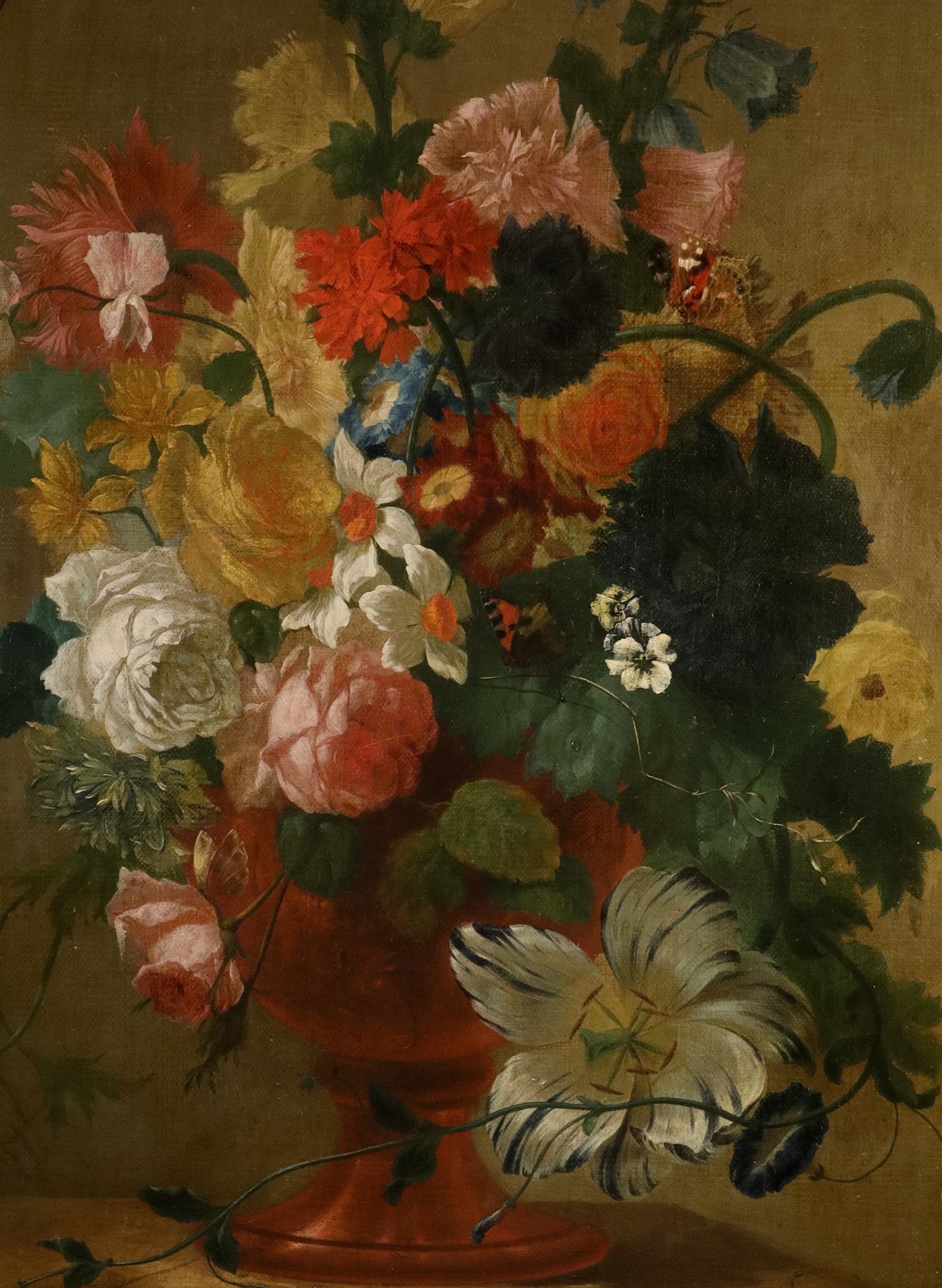 Vaso di fiori con farfalle in una nicchia