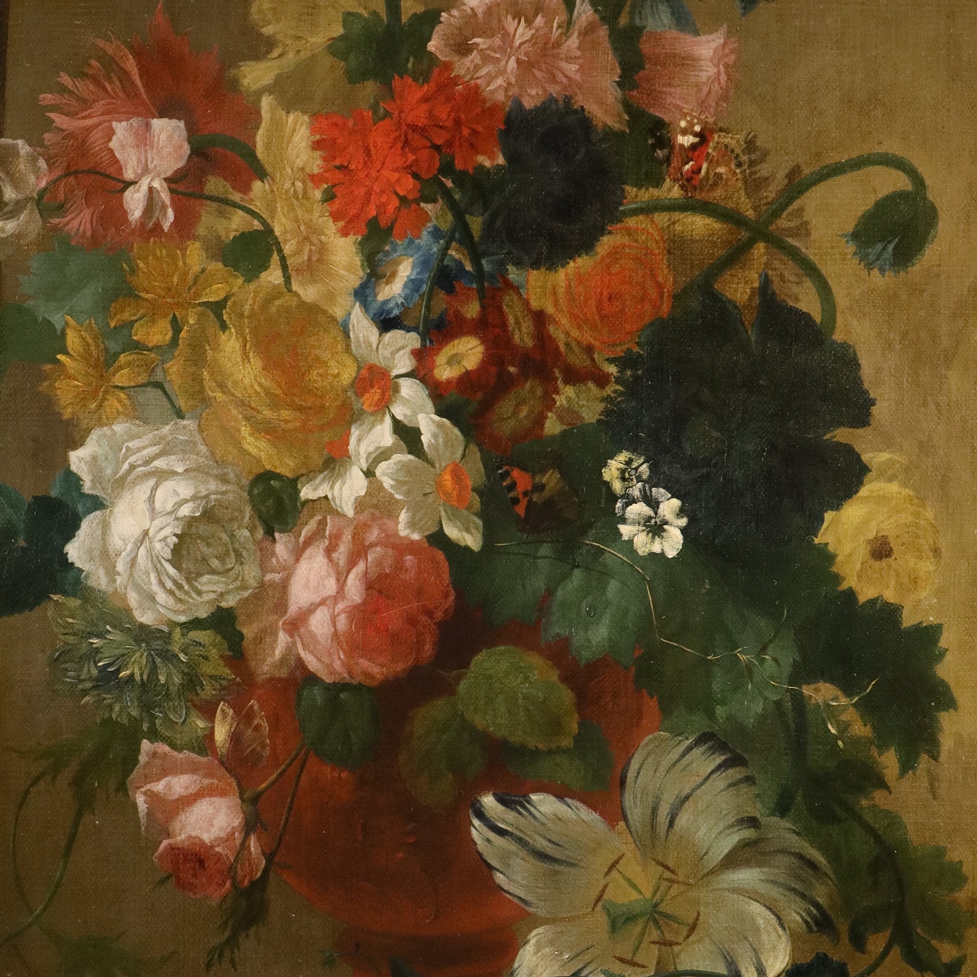 Vaso di fiori con farfalle in una nicchia