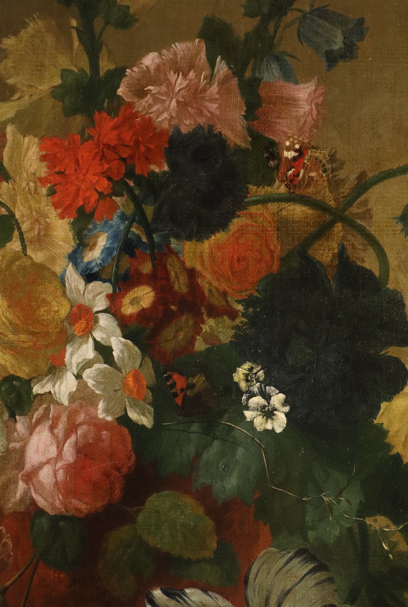 Vaso di fiori con farfalle in una nicchia