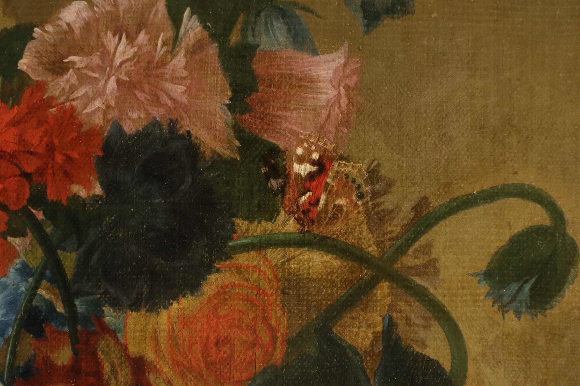 Vaso di fiori con farfalle in una nicchia