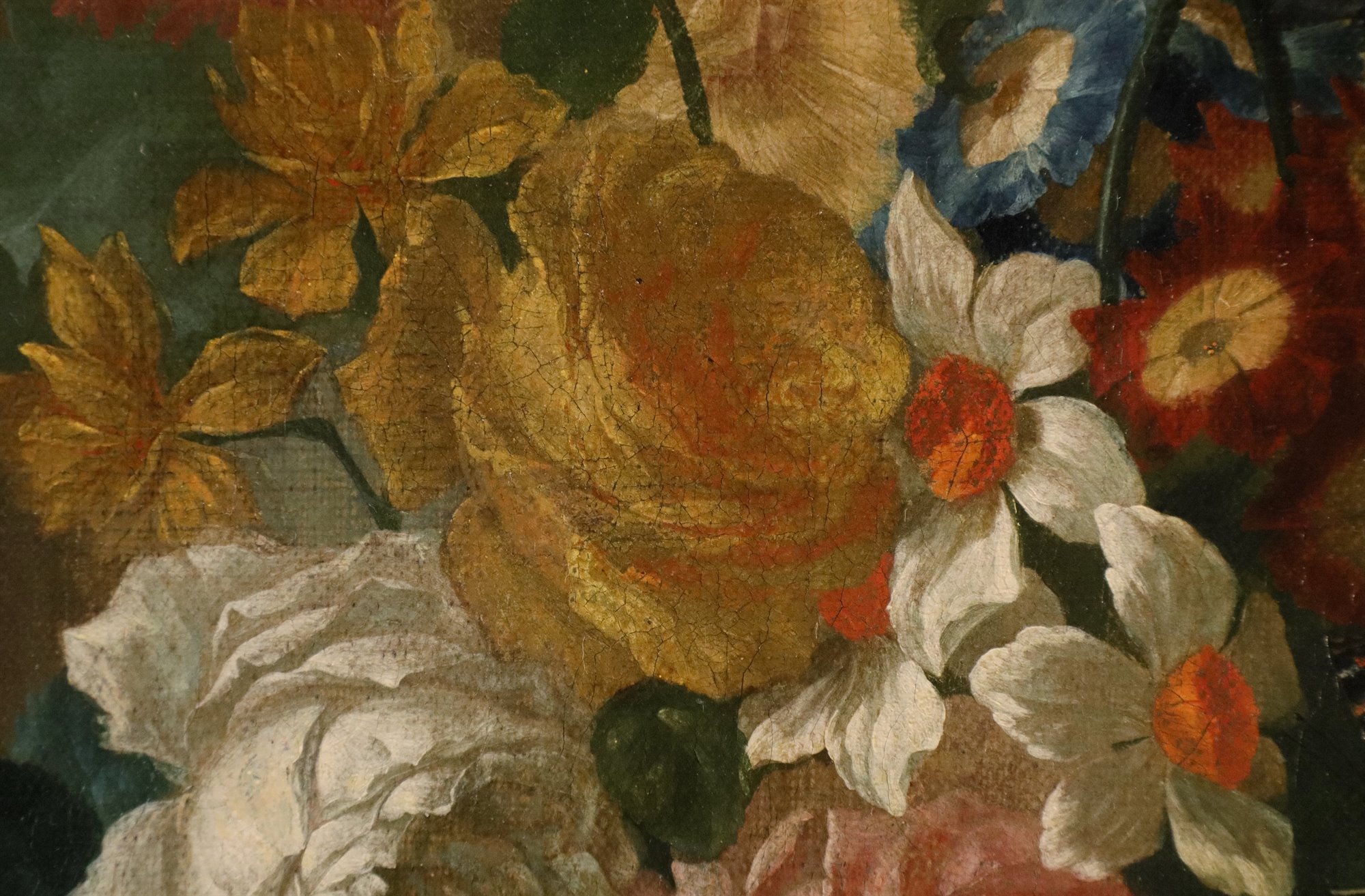 Vaso di fiori con farfalle in una nicchia
