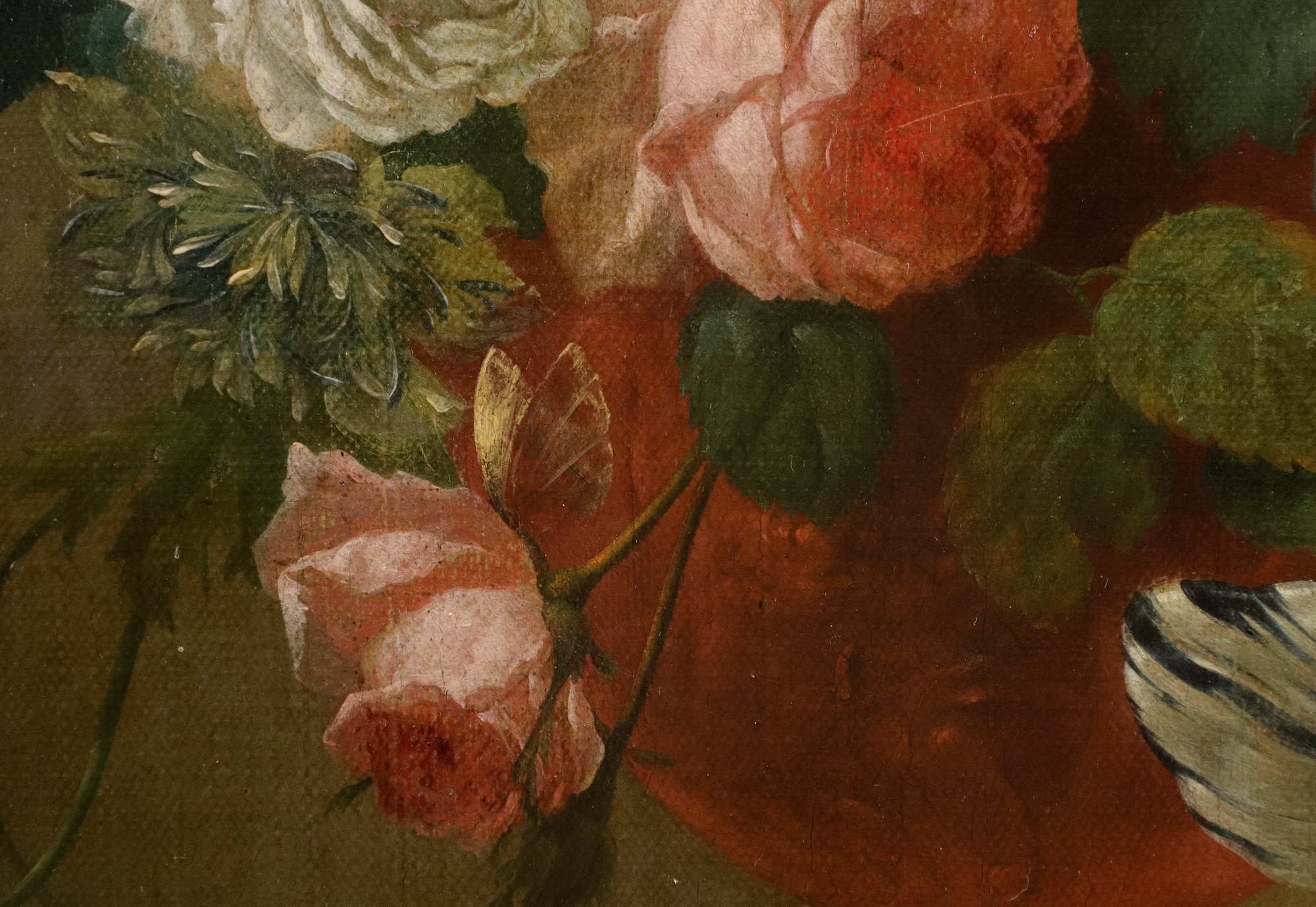 Vaso di fiori con farfalle in una nicchia