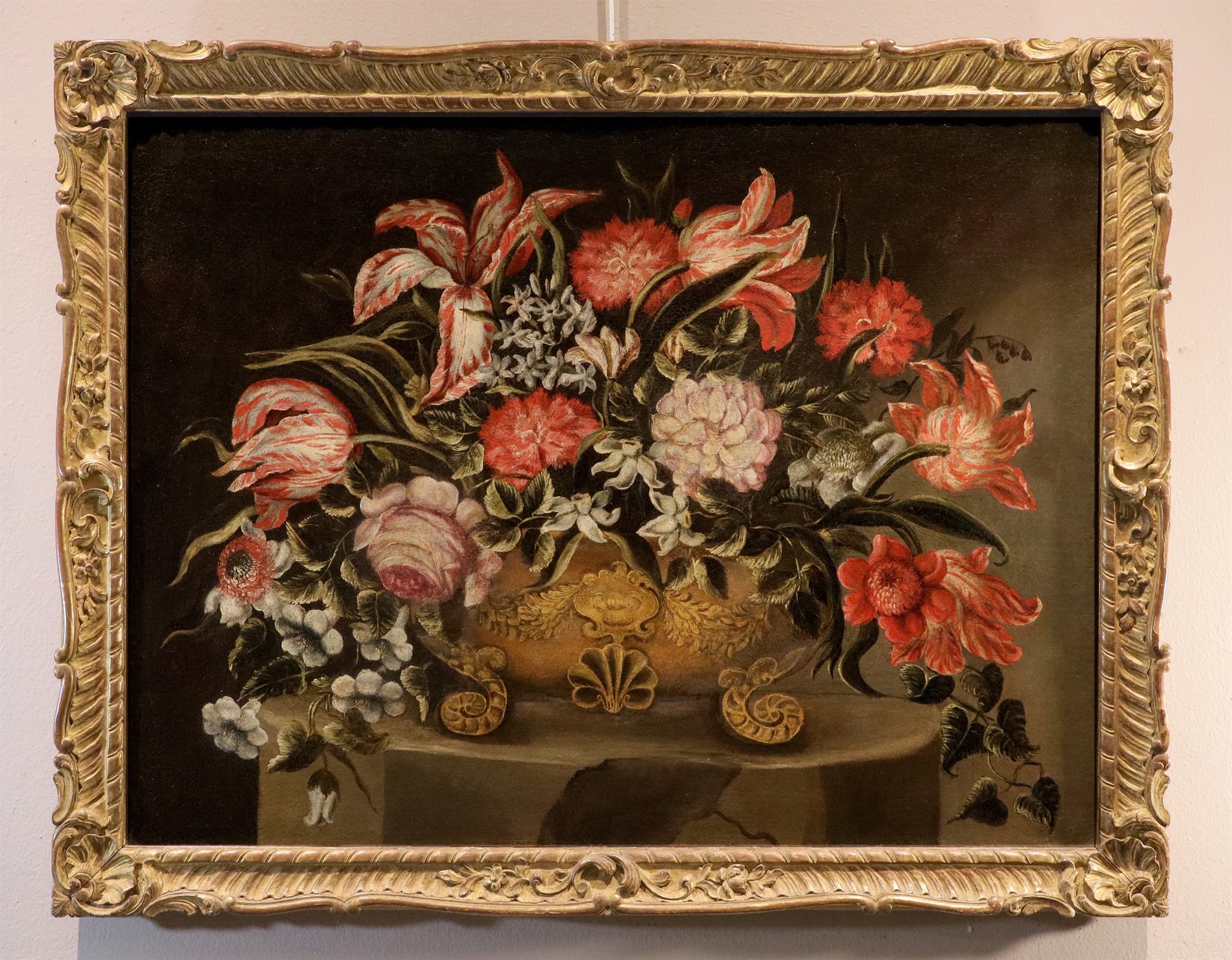 Composizione di fiori in un vaso rinascimentale