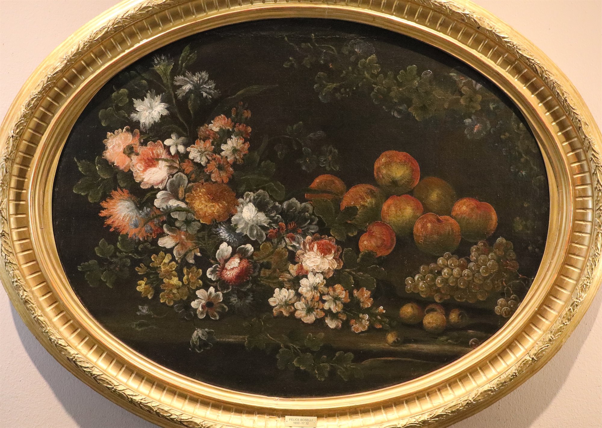 Natura morta di fiori e frutta