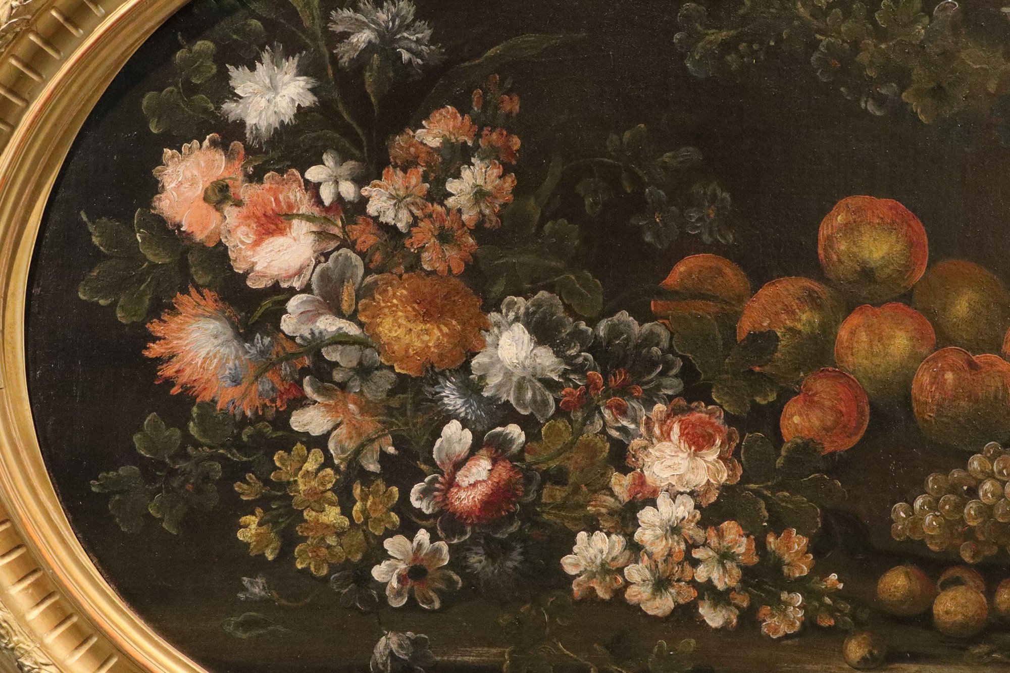 Natura morta di fiori e frutta