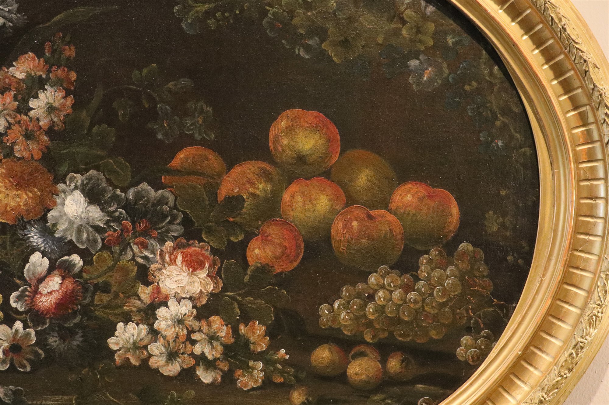 Natura morta di fiori e frutta