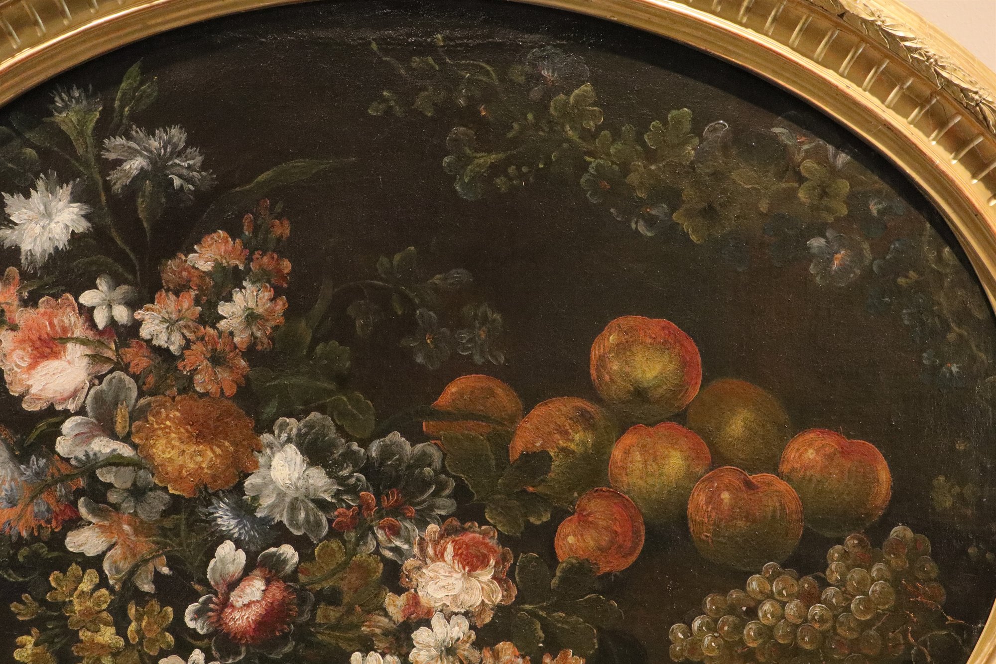 Natura morta di fiori e frutta