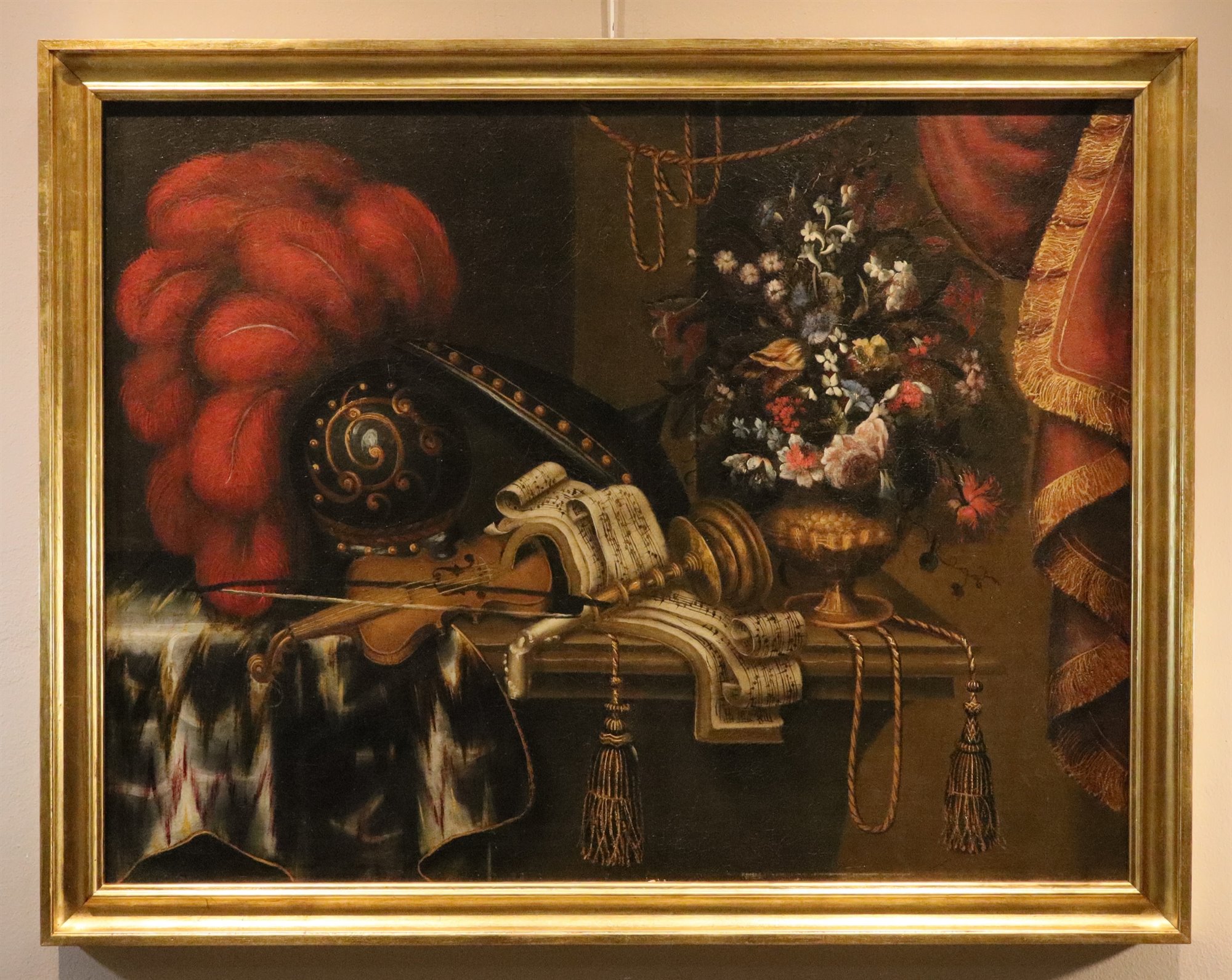 Natura morta con armatura, violino, spartito e vaso di fiori