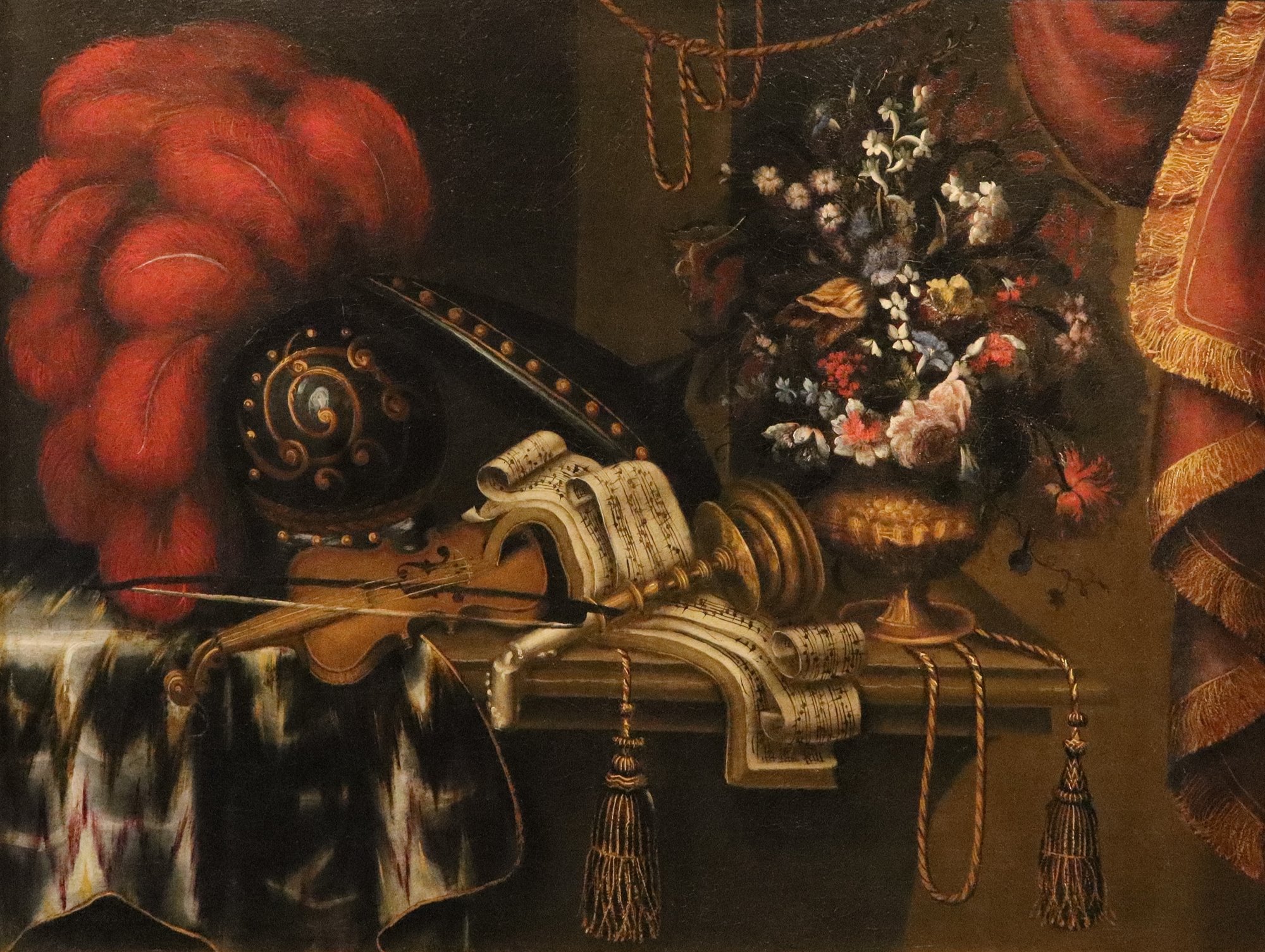 Natura morta con armatura, violino, spartito e vaso di fiori