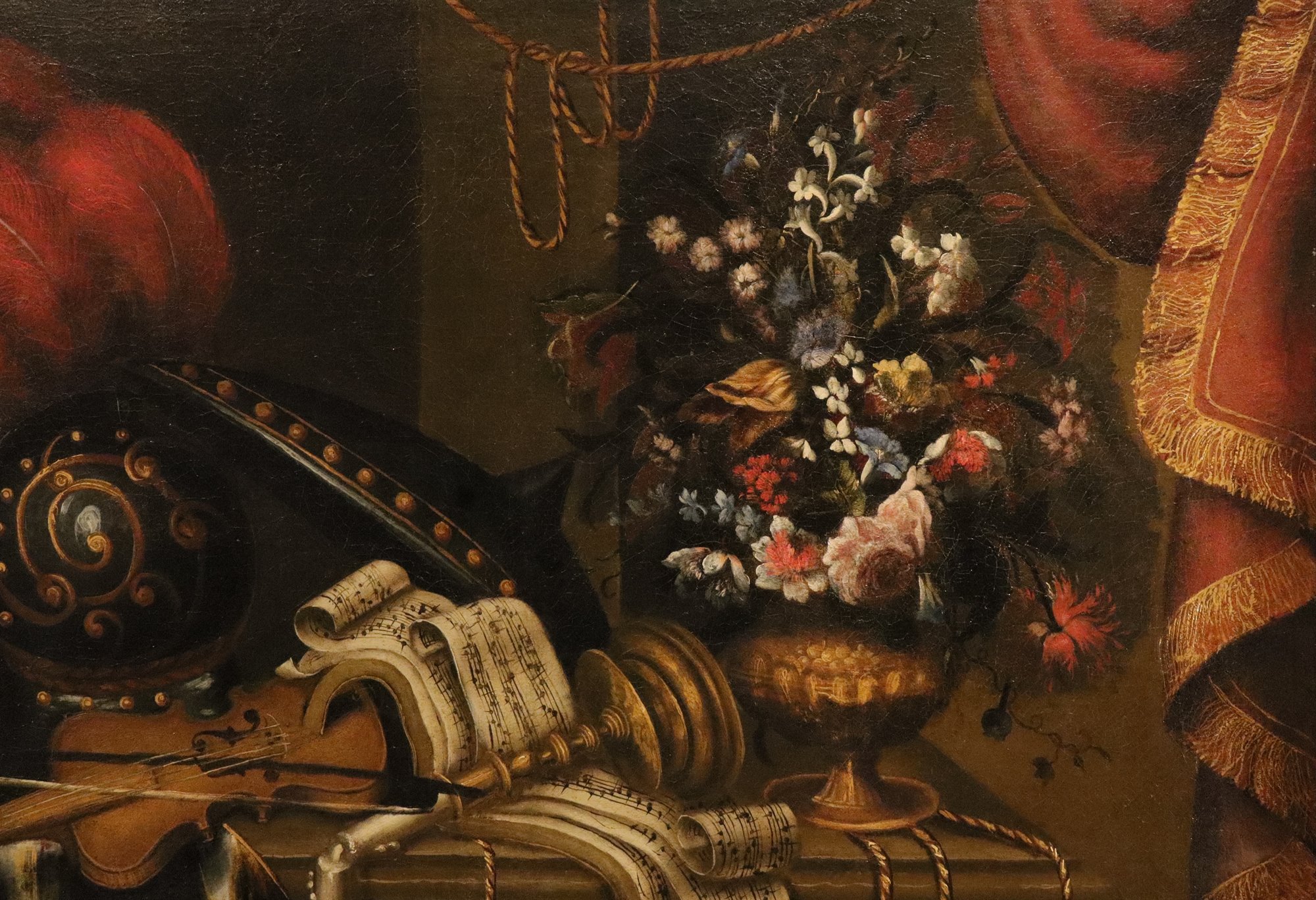 Natura morta con armatura, violino, spartito e vaso di fiori