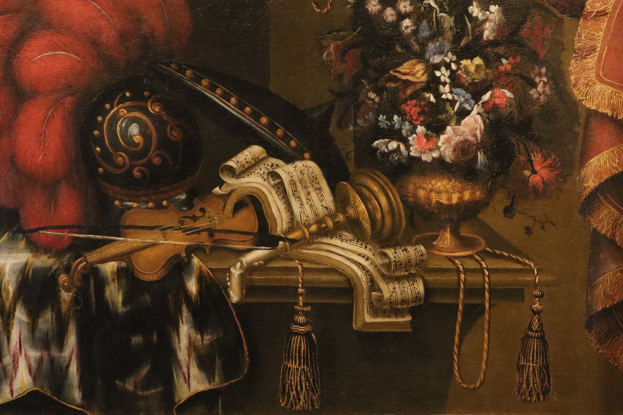Natura morta con armatura, violino, spartito e vaso di fiori