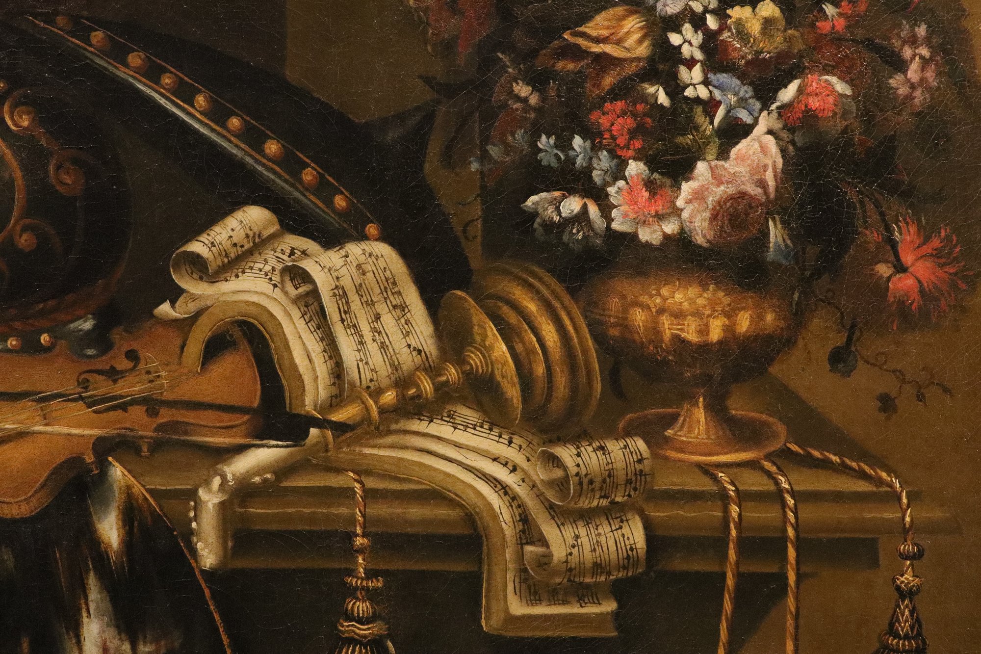 Natura morta con armatura, violino, spartito e vaso di fiori