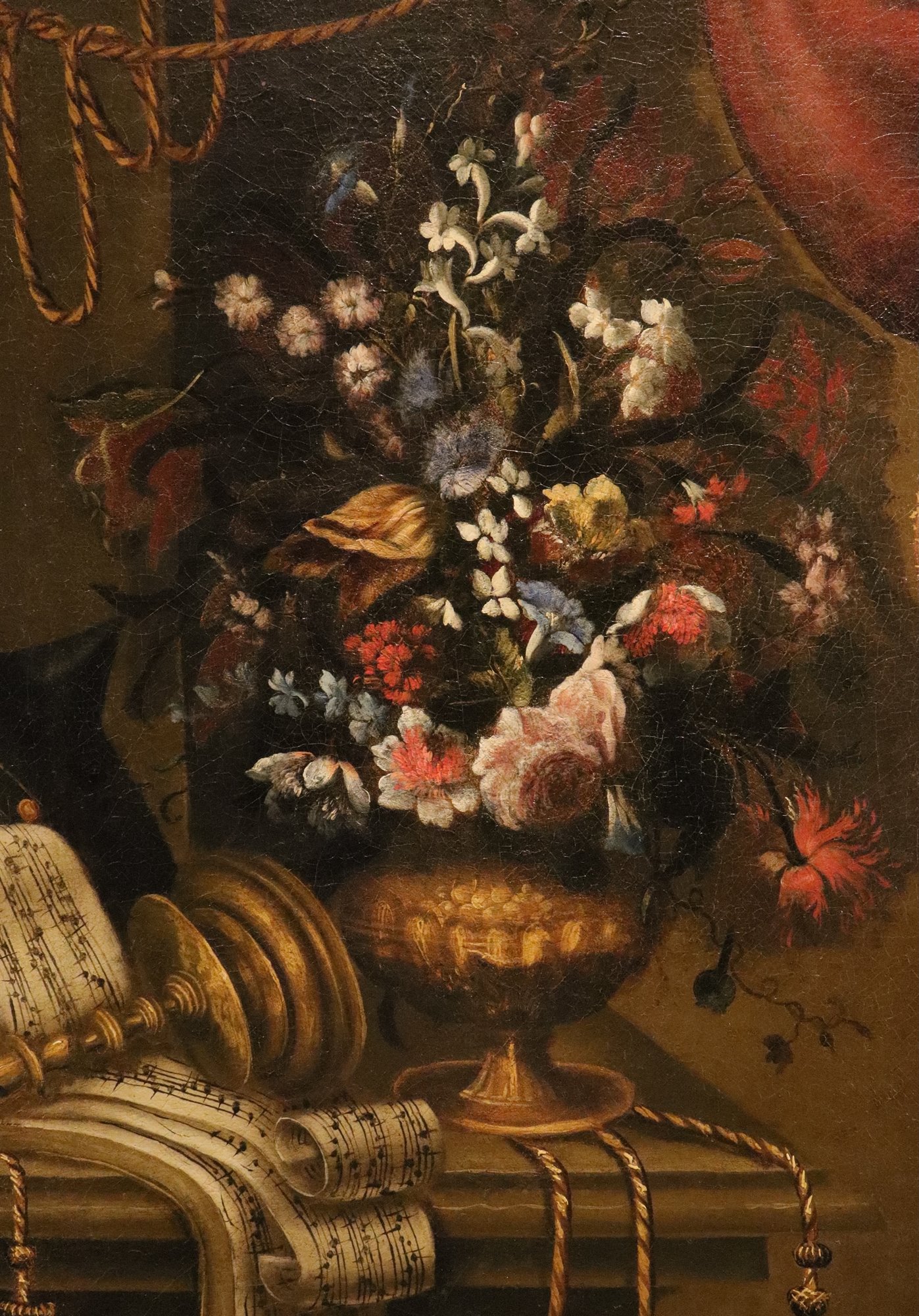 Natura morta con armatura, violino, spartito e vaso di fiori