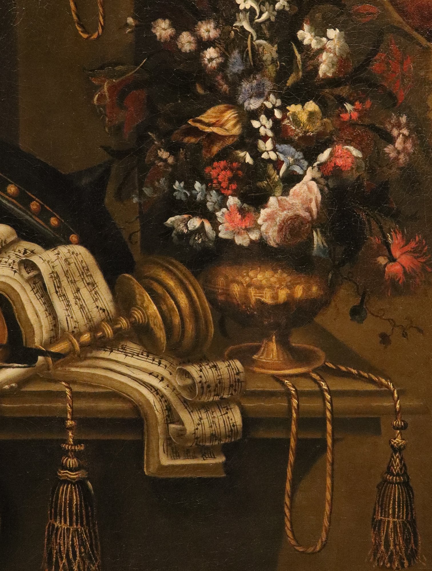 Natura morta con armatura, violino, spartito e vaso di fiori