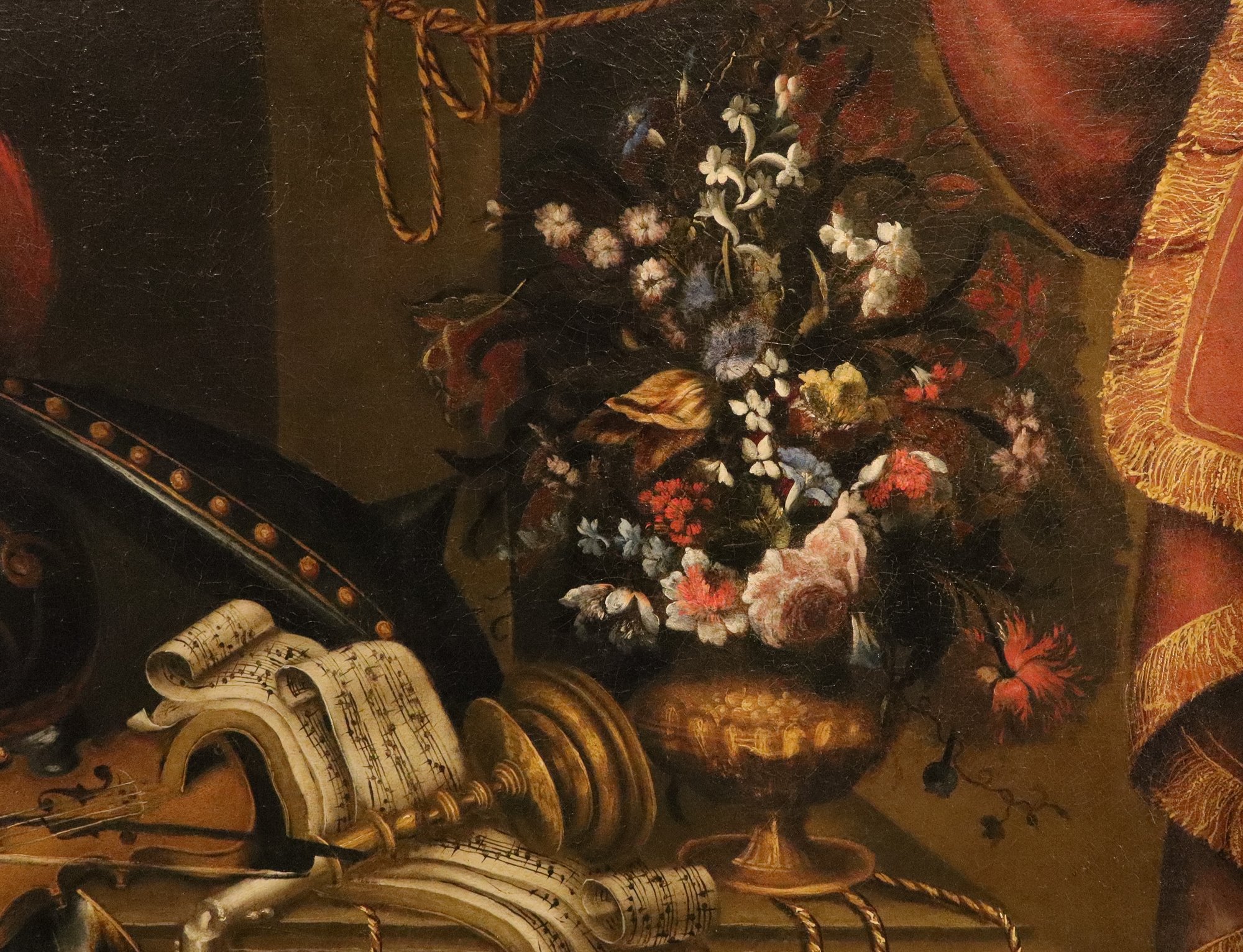 Natura morta con armatura, violino, spartito e vaso di fiori
