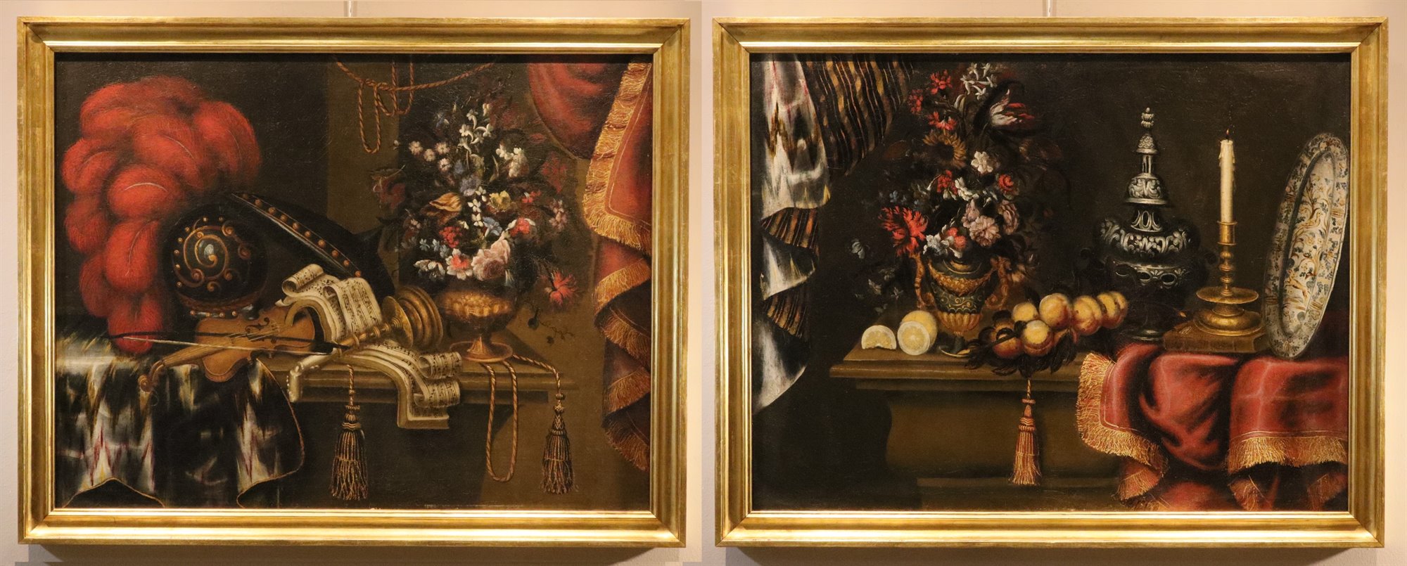 Natura morta con armatura, violino, spartito e vaso di fiori