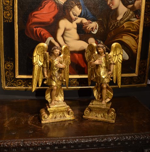 Coppia di angeli alati in legno intagliato, policromo e dorato